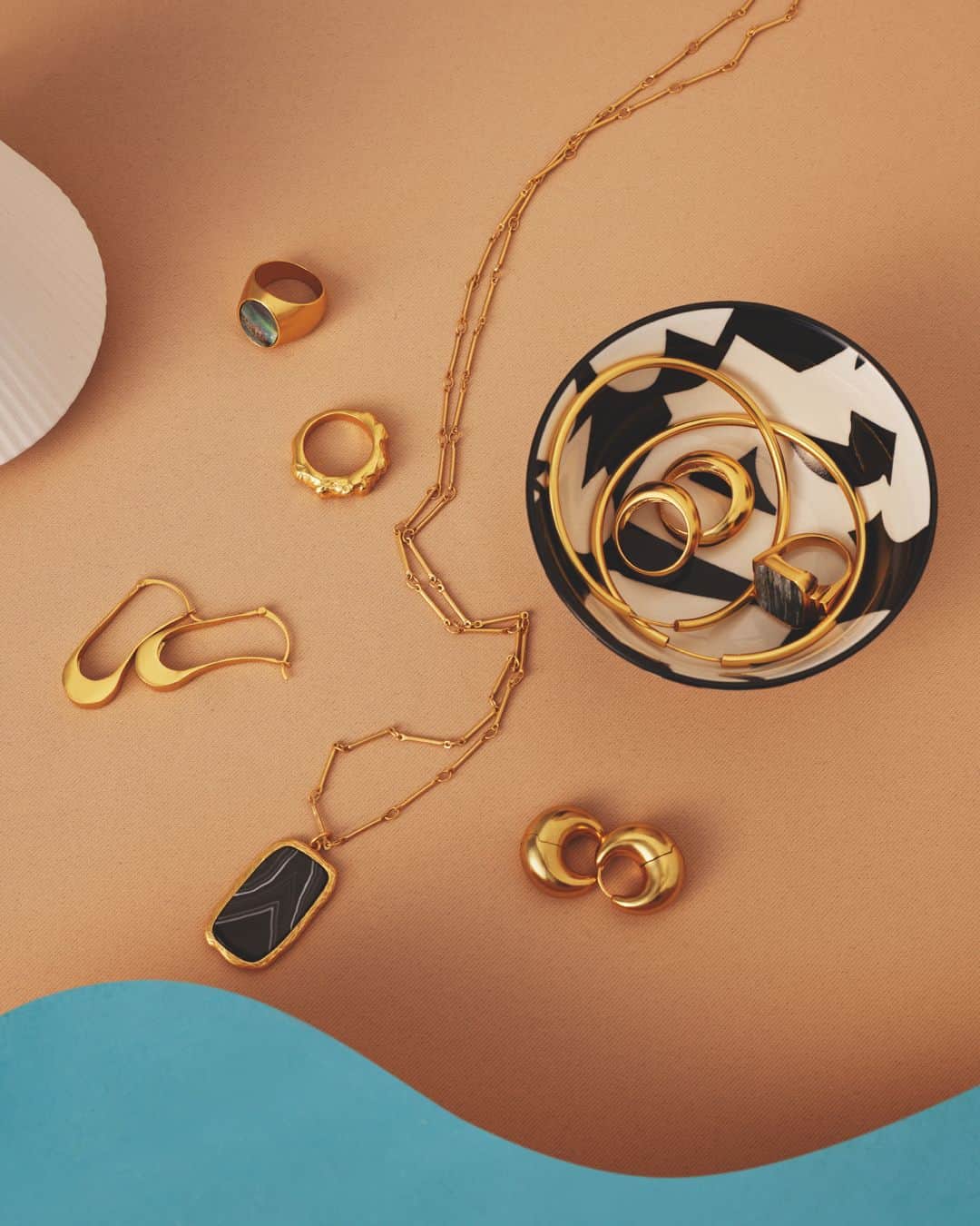 のインスタグラム：「The Golden Jewels | Our 24k gold-plated jewel collection used to draw from a minimalistic and organic aesthetic, but this time, the pieces also have a subtle retro-feeling. We’re not going to stop you from pretending that you’ve found them in a precious and old jewellery box. That is irresistible. Shot by @peterock29  #MangoCollection」