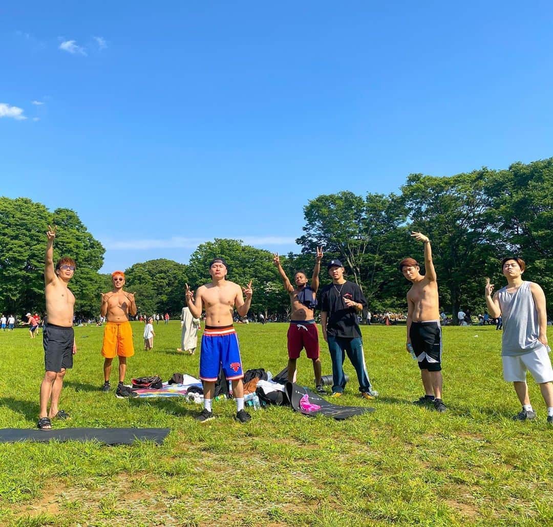Achiのインスタグラム：「"筋トレ部" 自粛中のリモートトレーニングを経て、代々木公園でオフ会筋トレ開催 . 晴れ男勝ちの天気☀️(ちなみに俺は大雨男) . みんなのおかげで最高の一日だった👍🏻 . . 何か目指すわけでもなく特にバズらせようってわけでもない . 意味なんて考えてないけど楽しむ気持ちと変化を受け入れる気持ちがあれば何かなんて後からついてくる . くらいが丁度いい✨ . #mindfulness」