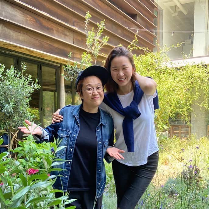 チャン・ユンジュのインスタグラム：「모든면에서 이렇게 대화가 잘 통하다니.  선하고 깊고 즐겁고 따뜻하고 열정적이고 아이디어 많고 단단하고 사람을 세워주고 잘 들어주고 품어주고 편하고 귀엽고 사랑스럽고. 💛🌿🌷🙏🏻 #찐멘토  #인생언니  #멋지다송은이」