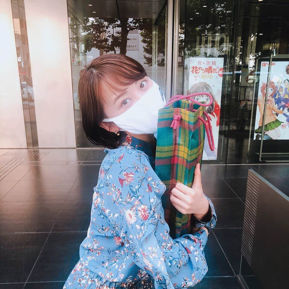 忍野さらさんのインスタグラム写真 - (忍野さらInstagram)「週プレさんから誕生日プレゼントを頂きました♡ いつもお祝いしてくださってとっても優しい。 #幸幸幸 #ありがとうございます」6月9日 16時56分 - oshinosara