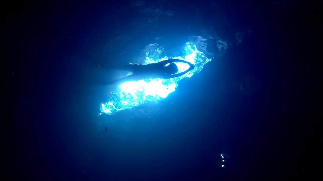 青木愛さんのインスタグラム写真 - (青木愛Instagram)「サワイラウ洞窟の水中からの写真📷🌿♡﻿ ﻿ ハートになってる☺💙﻿ ﻿ #フィジー﻿ #過去pic﻿ #遅刻post」6月9日 16時54分 - aiaoki_official