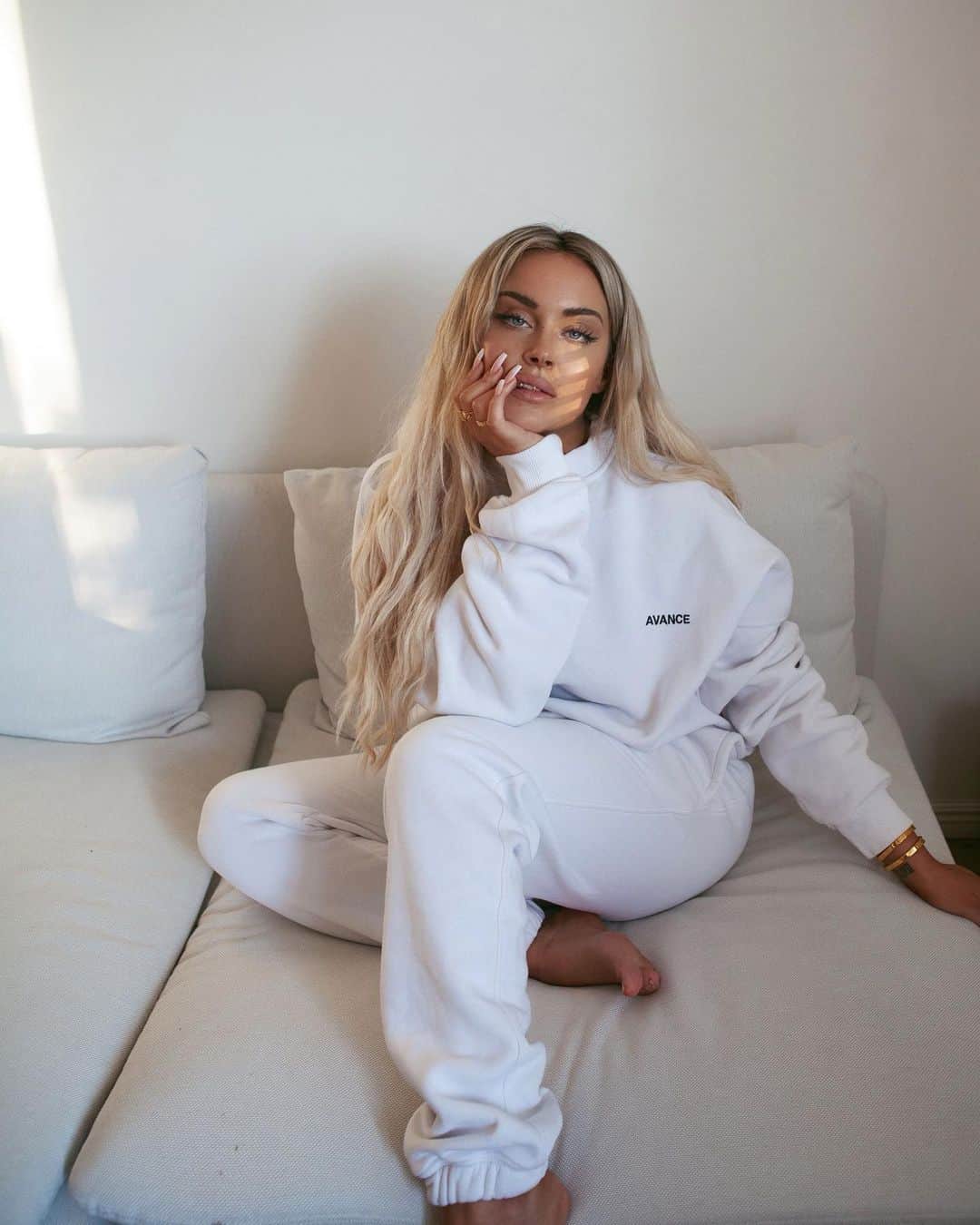 ファニー・リックマンのインスタグラム：「Favorite tracksuit 🤑🔥 @avancestudios  Also my hair looks really cuuuute ☺️ Thank you to the team 👇🏼 @bangsbymarre  @urbanhairtanja  @buybeauty.se 📸 @enblomma」