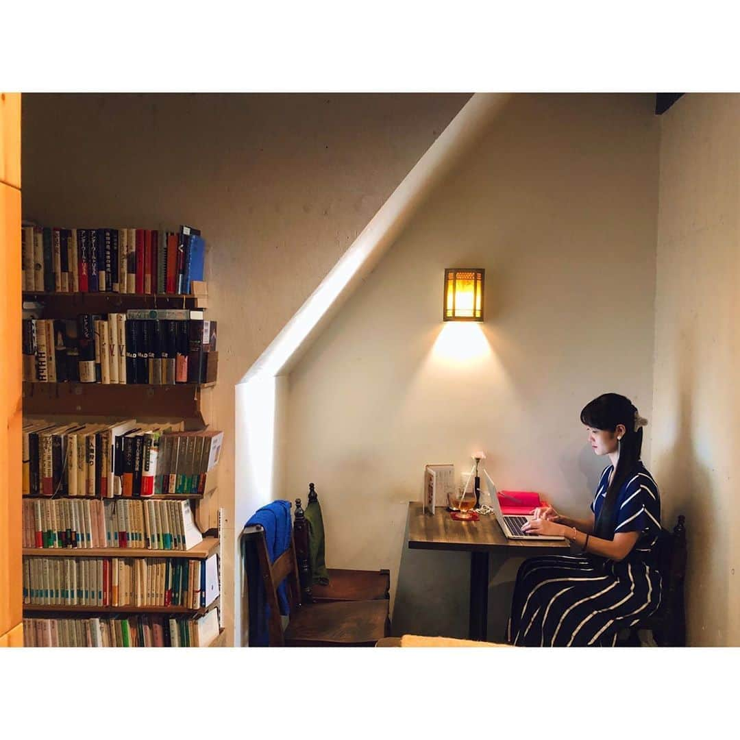 花柳まり草さんのインスタグラム写真 - (花柳まり草Instagram)「2020.6.9 【キアズマ珈琲】 私の大好きな場所。 こちらのお店のマスターとは10年ほどの付き合い。  宝塚を退団してすぐの頃。 私が学生の時に家庭教師をして下さっていたお姉さん先生が、「素敵な喫茶店があるから…！」と連れて来てくださったのがここでした。  宝塚を退団してから、明治大学に入学するまでの《宙ぶらりんの時期》。 特に行く宛のない私は、この空間に入り浸っていました。  本を読んだり、勉強をしたり、お姉さん先生とお喋りをしたり。  無愛想な（失礼笑）マスターは何も言わず、たまにお喋りをしながら、私が大好きな「さくらんぼ紅茶」をいれてくれました。  その時間が、何もなかった当時の私にとって、どれだけ有り難かったか分かりません。  最近はなかなか逢いにいけなかったのですが、今日は久しぶりに寄ってみました☕️ カタカタパソコン作業。  Instagramに、お店の写真載せていい？と言ったら、マスターが写真を撮ってくれました。  絵画みたいですごい良い感じ！ ・ 面と向かうと恥ずかしくて、はなかなか直接言えませんが、『ありがとう』っていつも思っています。 ・ おばぁちゃんになっても通わせて頂きますので、高安マスター、覚悟して下さいね！！！ ・ #キアズマ珈琲 #雑司ヶ谷 #喫茶店 #カフェ  #cafe #cafestagram  #紅茶 #さくらんぼ紅茶  #古民家 #古民家カフェ  #日本舞踊家 #日本舞踊  #宝塚 #宝塚歌劇団 #宝塚og #花柳まり草  #art #art_of_japan #dance #japanesedance #japanesedancer #kimono #fashion #takarazuka #love #marikusahanayagi」6月9日 17時05分 - marikusa.hanayagi