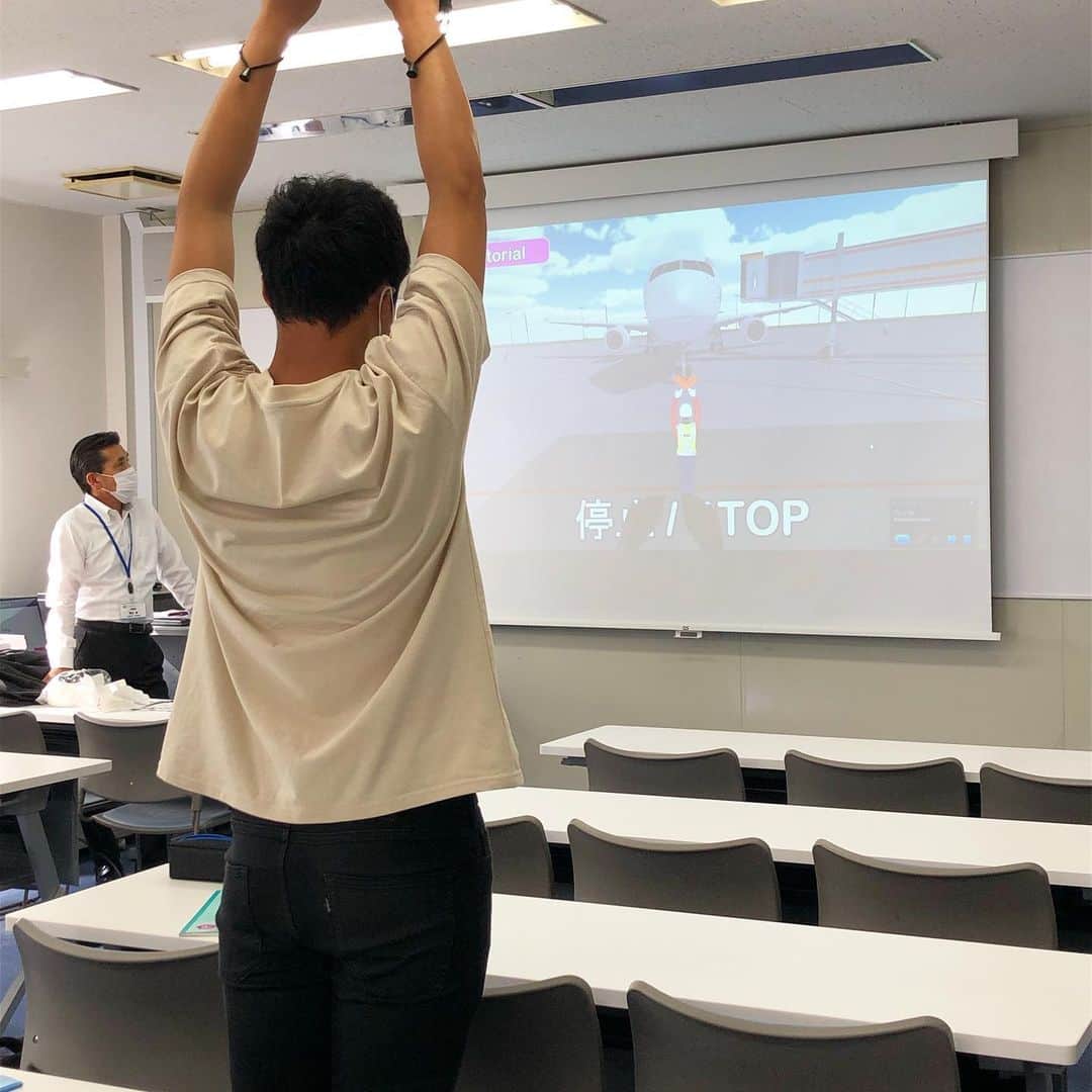 東京観光専門学校さんのインスタグラム写真 - (東京観光専門学校Instagram)「エアポート学科でも﻿﻿ 実習授業が始まりました✈︎✈︎✈︎﻿﻿ ﻿﻿ 空港の地上での勤務を目指す学科です！﻿﻿ ﻿﻿ エアポート学科には専門学校初導入の﻿﻿ 360度VRマーシャラーシュミレーターがあります✨﻿﻿ ゴーグルを着けると、周囲は空港で﻿﻿ 目の前には今まさに着陸した飛行機が✈️👀‼️﻿﻿ ﻿﻿ ﻿学生は飛行機を正しい位置に停止させる﻿﻿ マーシャリングの練習をしています⚠️﻿﻿ ﻿ オープンキャンパスで﻿ こちらのマーシャラー体験できます！﻿ 7月の体験講座をお楽しみに🏫！﻿ ﻿ ﻿﻿ #専門学校﻿ #航空﻿ #飛行機﻿ #空港﻿ #エアポート﻿ #エアライン﻿ #空港で働きたい ﻿ #空港好き ﻿ #マーシャラー﻿ #マーシャラー体験﻿ #マーシャリング﻿ #マーシャリング体験﻿ #飛行機が好き」6月9日 17時03分 - tokan_1967