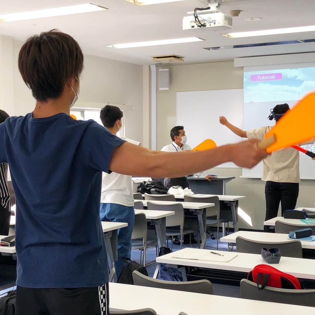 東京観光専門学校さんのインスタグラム写真 - (東京観光専門学校Instagram)「エアポート学科でも﻿﻿ 実習授業が始まりました✈︎✈︎✈︎﻿﻿ ﻿﻿ 空港の地上での勤務を目指す学科です！﻿﻿ ﻿﻿ エアポート学科には専門学校初導入の﻿﻿ 360度VRマーシャラーシュミレーターがあります✨﻿﻿ ゴーグルを着けると、周囲は空港で﻿﻿ 目の前には今まさに着陸した飛行機が✈️👀‼️﻿﻿ ﻿﻿ ﻿学生は飛行機を正しい位置に停止させる﻿﻿ マーシャリングの練習をしています⚠️﻿﻿ ﻿ オープンキャンパスで﻿ こちらのマーシャラー体験できます！﻿ 7月の体験講座をお楽しみに🏫！﻿ ﻿ ﻿﻿ #専門学校﻿ #航空﻿ #飛行機﻿ #空港﻿ #エアポート﻿ #エアライン﻿ #空港で働きたい ﻿ #空港好き ﻿ #マーシャラー﻿ #マーシャラー体験﻿ #マーシャリング﻿ #マーシャリング体験﻿ #飛行機が好き」6月9日 17時03分 - tokan_1967