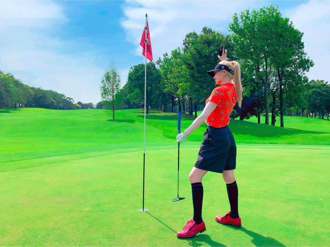金山睦さんのインスタグラム写真 - (金山睦Instagram)「お仕事の方たちとゴルフでした🏌️‍♀️⛳️ ・ ・ ゼクシオのゴルフクラブ初おろしでした🙌🙌 写真に写ってるパターだけは、オデッセイです☺️ 今はまだまだ下手っぴ中の下手っぴだけど、楽しかったぁ✨✨ ・ ・ ・ #ゴルフ　#ゴルフ女子　#バーディーズ　#ゴルフ日和　#ゼクシオ　#オデッセイ　#ゴルフクラブ　#golf #XXIO #ODDYSSEY」6月9日 17時03分 - kanayama_chika