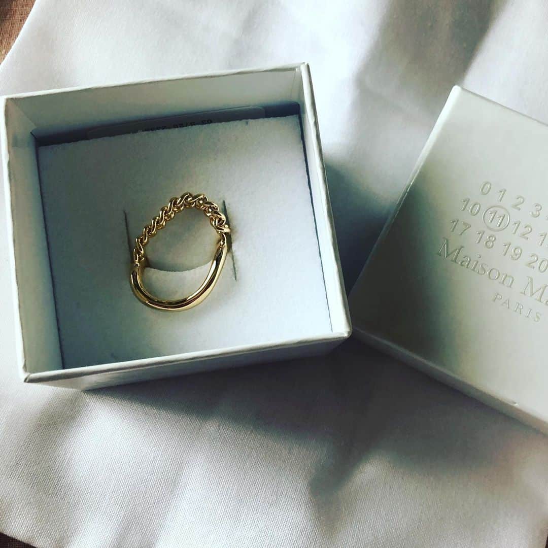 阿部洋子さんのインスタグラム写真 - (阿部洋子Instagram)「💍💍💍 #最近のお気に入り  #新入りちゃん  #ring  上下逆着けOKなリング。 ぽってりしててよい感じ🎶 #maisonmargiela  #new  #2020」6月9日 17時04分 - hirocoring