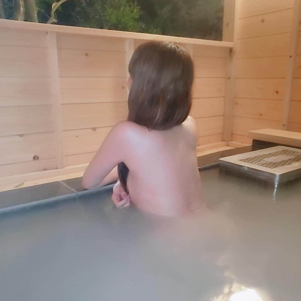 桃瀬えりなのインスタグラム：「先日の♨️☺️♨️ 貸切風呂にサウナがあって、いっぱい入ったよ💗 サウナ大好き🥰  #温泉 #プチ旅行 #女子旅 #箱根 #センチュリオン箱根別邸 #貸切露天風呂 #露天風呂付き客室 #サウナ #水風呂 #懐石料理 #しゃぶしゃぶ #箱根ガラスの森美術館 #父の日プレゼント買えた💛」