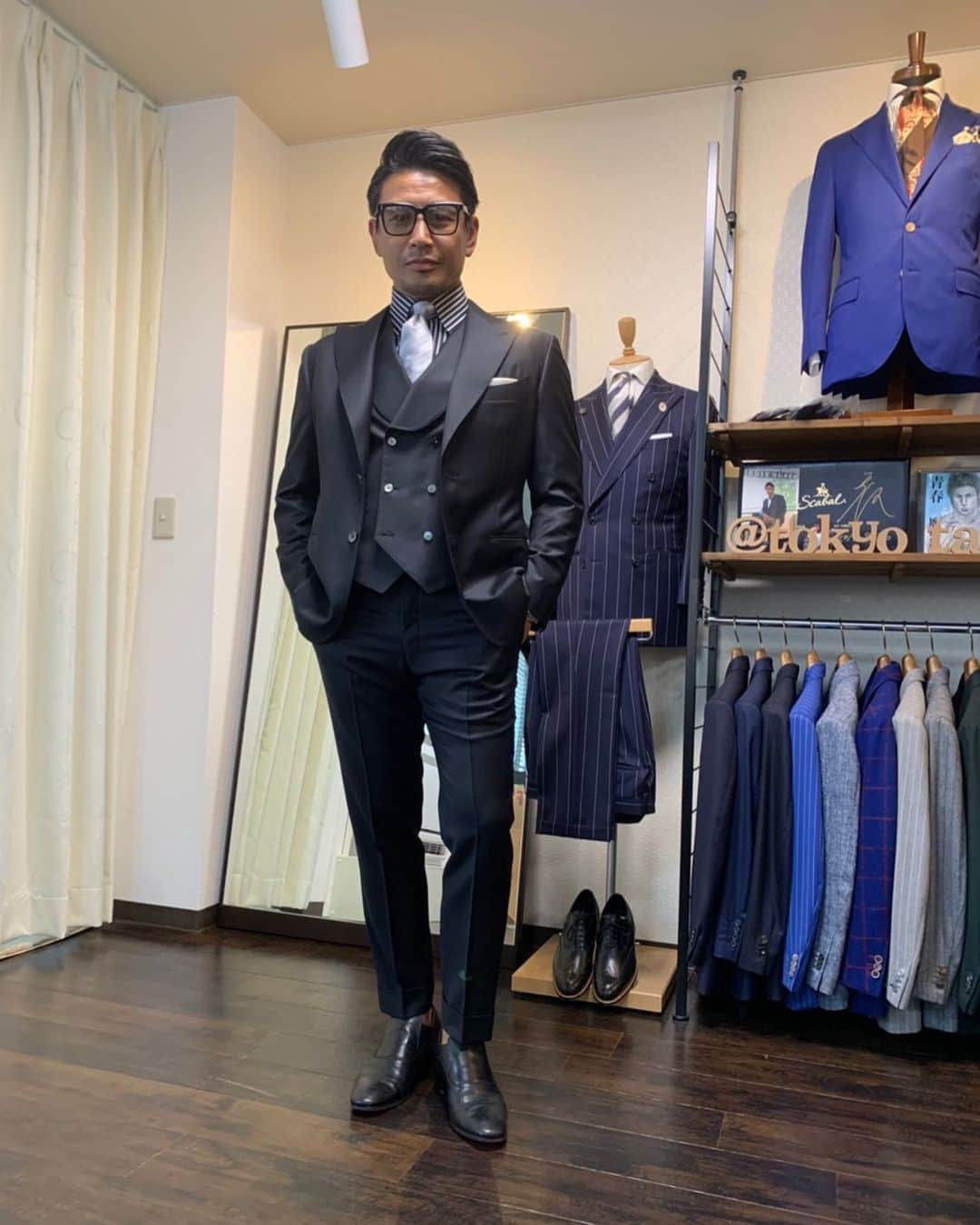 魔裟斗さんのインスタグラム写真 - (魔裟斗Instagram)「新しいスーツが出来上がってきた。 東京テーラー竹内よくやった！ #魔裟斗 #tokyotailor  @tokyotailor」6月9日 17時23分 - masato.official