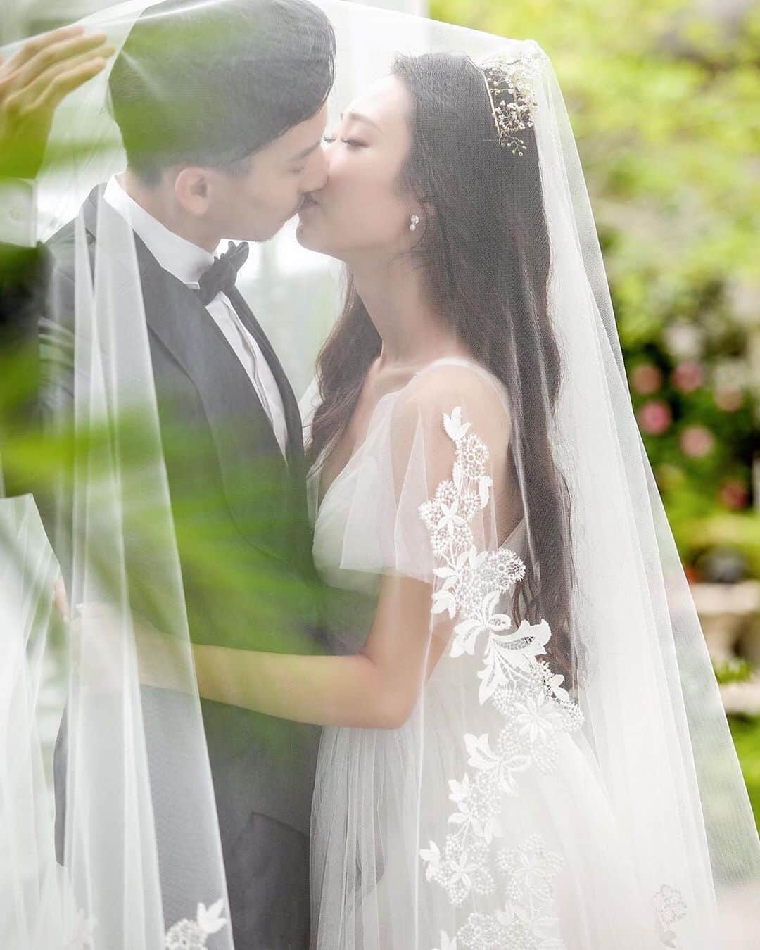 のインスタグラム：「@farny_weddingをフォローして #プラコレ #farnyレポ を付けて投稿してくださいね♥ . :-: :-: :-: :-: :-: :-: :-: :-: :-: 本日紹介したいウェディングフォトは・・・ @hrn_wedding0320さん♡ . 【#韓国フォト♡ 撮影の様子もcheck】 . 花嫁さまの憧れの韓国フォト* まるで映画のワンシーンのように 美しい作品を残せるのが 韓国フォトの魅力✨ #お支度ショット や撮影時も 女優気分をご堪能できます♡ . ♥撮影場所:韓国,#釜山 :-: :-: :-: :-: :-: :-: :-: :-: :-: . \\花嫁ライター募集中// @farny_wedding の DMより”Farny 花嫁ライター希望”とお送りくださいね◎ 担当者から折り返しご連絡さしあげます⁂ . \\花嫁アプリ // プロのアドバイザーに結婚式の相談を何度でも♡ ウェディングドレスの記事や、 自分のウェディングレポを残せちゃう♡” . ＞＞＞TOPのURLからcheck ⋈ @placolewedding ＞＞＞結婚のご相談は プラコレウェディングアドバイザーへ♡ @wedding_adviser ＞＞＞ウェディングレポを残したいなら、 farny by プラコレをcheck ✎ @farny_wedding ＞＞＞ウェディングアイテム＆DIYは farnyアイテムをcheck ❁ @farny_wd.item . ┈┈┈┈┈┈┈┈┈┈┈┈┈┈┈┈┈┈┈ #プレ花嫁 #卒花嫁 #結婚準備 #結婚式 #結婚式場 #当日レポ #撮影指示書 #weddingtbt #weddingdress #ウェディングドレス #運命の一着 #ウェディングフォト #ブライダルフェア #挙式レポ #卒花しました #試着レポ #farnyレポ #2020夏婚 #2020春婚 #2020秋婚 #2020冬婚 #令和花嫁 #韓国前撮り #ベールインフォト #韓国花嫁 #韓国フォトウェディング」
