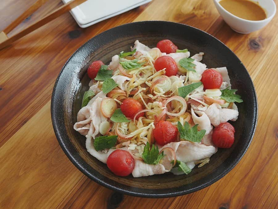 吉野千穂さんのインスタグラム写真 - (吉野千穂Instagram)「千穂飯レシピ🌿 我が家の定番！ 『だしトマトの豚しゃぶサラダ』 * 夏に食べたくなるだしトマトと豚しゃぶを合わせた一品です♪ 今年はすでに何回も作ってます☺️ さっぱり感とごまだれのコクが絶妙でぜひ作って欲しい♡ * (だしトマトは正直ちょっとめんどくさいので 普通にミニトマト半分に切ってもOKです！笑) * * 🌱材料 2人分 〈だしトマト〉 ミニトマト　8〜10個 白だし　大さじ2 水　大さじ2 * * 〈豚しゃぶ〉 豚バラしゃぶしゃぶ用　250g 酒　大さじ2 * 〈薬味〉 みょうが　2本 しょうが　スライス3〜4枚 大葉　お好きなだけ * 〈ごまだれ〉 みそ　大さじ1 マヨネーズ　大さじ1/2 しょうゆ　小さじ1 砂糖　小さじ1/2 すりごま　大さじ1 だしトマトの汁　小さじ1〜  ①だしトマトを作る ・ミニトマトは皮に十字の切り込みを入れる ・鍋に湯を沸かし、ミニトマトを入れて皮がむけ始めたら冷水にとって皮をむく ・保存袋に白だし、水、ミニトマトを入れて冷蔵庫で冷やす  ②豚しゃぶを作る ・鍋に湯を沸かし、弱火にして酒を入れる ・豚しゃぶ肉を1〜2枚ずつ入れて色が変わるまで茹でる ・ボウルにとって粗熱をとる (ザルでも冷水でもなくボウルにとるのがポイントです！) * * ③薬味を切って、ごまだれを作る ・みょうがは薄い輪切りにする ・しょうがは千切りにする ・ごまだれの材料を混ぜる  ④仕上げる ・器に豚しゃぶ、だしトマト、みょうが、しょうがを盛る ・大葉をちぎってのせ、ごまだれをかける (大葉はちぎると香りが広がります♪) * * #豚しゃぶサラダ#豚しゃぶ#だしトマト#出汁トマト#薬味#香味野菜#夏レシピ#夏メニュー#我が家の定番#簡単レシピ#作り置き#作り置きレシピ#常備菜#千穂飯#管理栄養士ごはん#管理栄養士#吉野千穂#おうちごはん#毎日ごはん#朝ごはん#お昼ごはん#晩ごはん#今日のごはん#フードスタイリスト」6月9日 17時31分 - chiho_yoshino