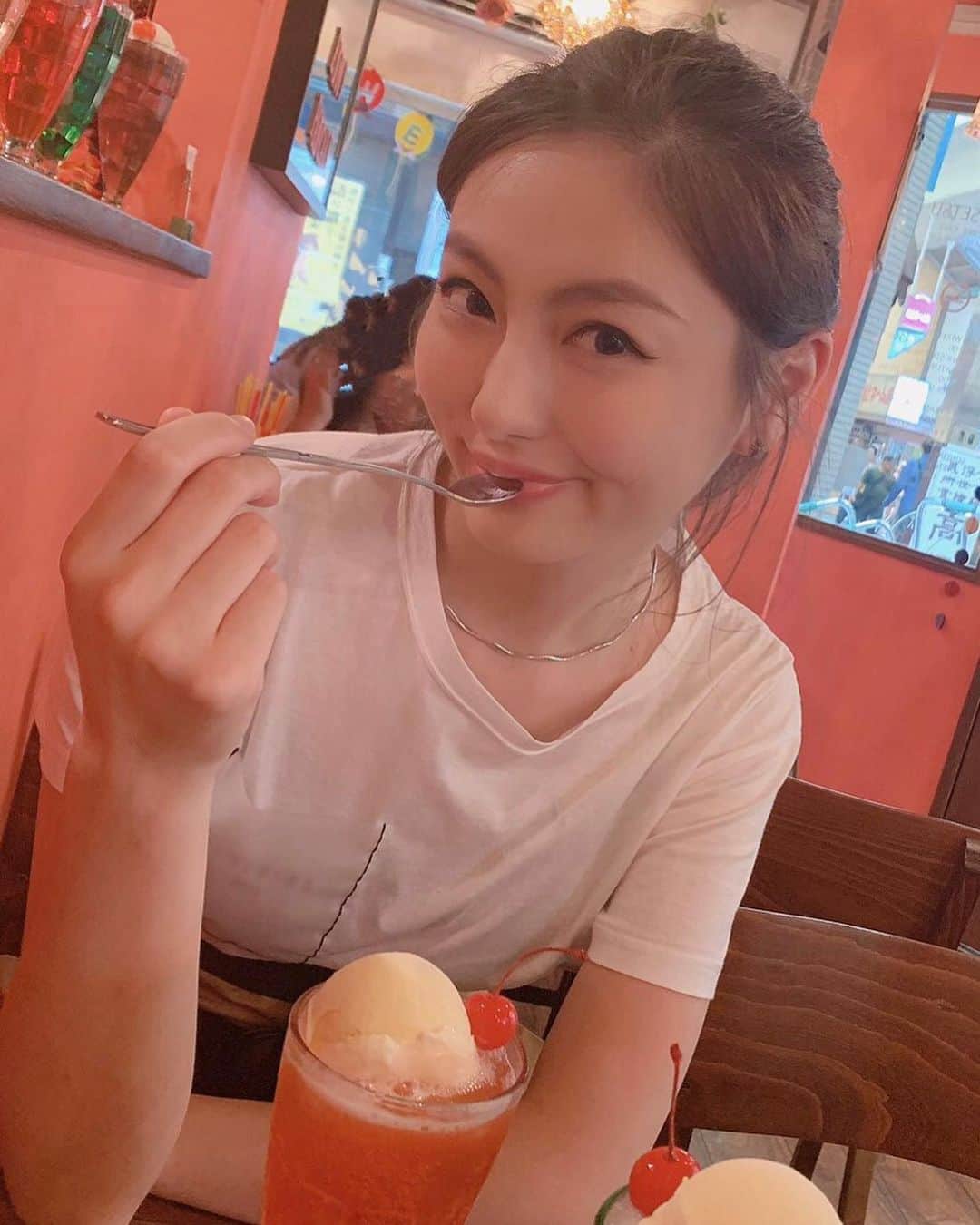 滝澤史さんのインスタグラム写真 - (滝澤史Instagram)「最近どんどん暑くなってきましたね💦💦 去年京都に行った時に食べたクリームソーダ🥤🥤 大好きなイチゴ味🍓と大好きな黄緑色のメロンソーダ🍈悩んでいたらいとこがどちらも頼んでくれました💕✨ また行きたいです🍀 • 皆さん、体調に気をつけてお過ごし下さい🥰🥰 • • • Ice cream on colourful fizzy drinks🍨  with my cousin🐧🐠 • • • #滝澤史 #スターダスト #京都 #クリームソーダ #FumiTakizawa #stardust #kyoto #fizzy」6月9日 17時25分 - fumi_takizawa_official