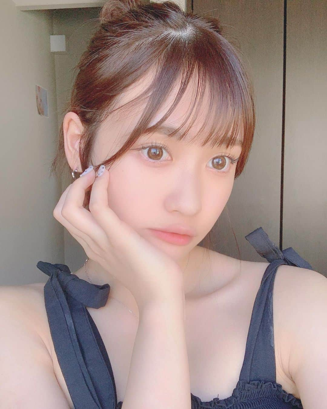 山本瑚々南さんのインスタグラム写真 - (山本瑚々南Instagram)「お団子ちゃん🍼 7月9日まで！ ネイルクーポン💗💅 学生の方は学生証提示で1500円オフ♡  CARRYは只今　店舗縮小の為 全ての施術を2Fの美容所登録をしている 美容室で 行っております🎶 お時間のない方でも 髪の毛や、まつエクをやりながらネイルを 同時施術できるところもCARRYの魅力です🙌🏾 １日の休日で髪の毛💇‍♀️もまつエクも👀 ネイルも💅　一度に済んじゃいます😍  そして、6月はとってもとっても お得なクーポンが出ております♡ 美容室ではなんと1ヶ月間限定 【５０％オフ】キャンペーン実施中💋💋 チェックしてみて下さい😊❤️ @haircarry @eye_carry @nail carry_ikebukuro」6月9日 17時25分 - yamamoto_kokona