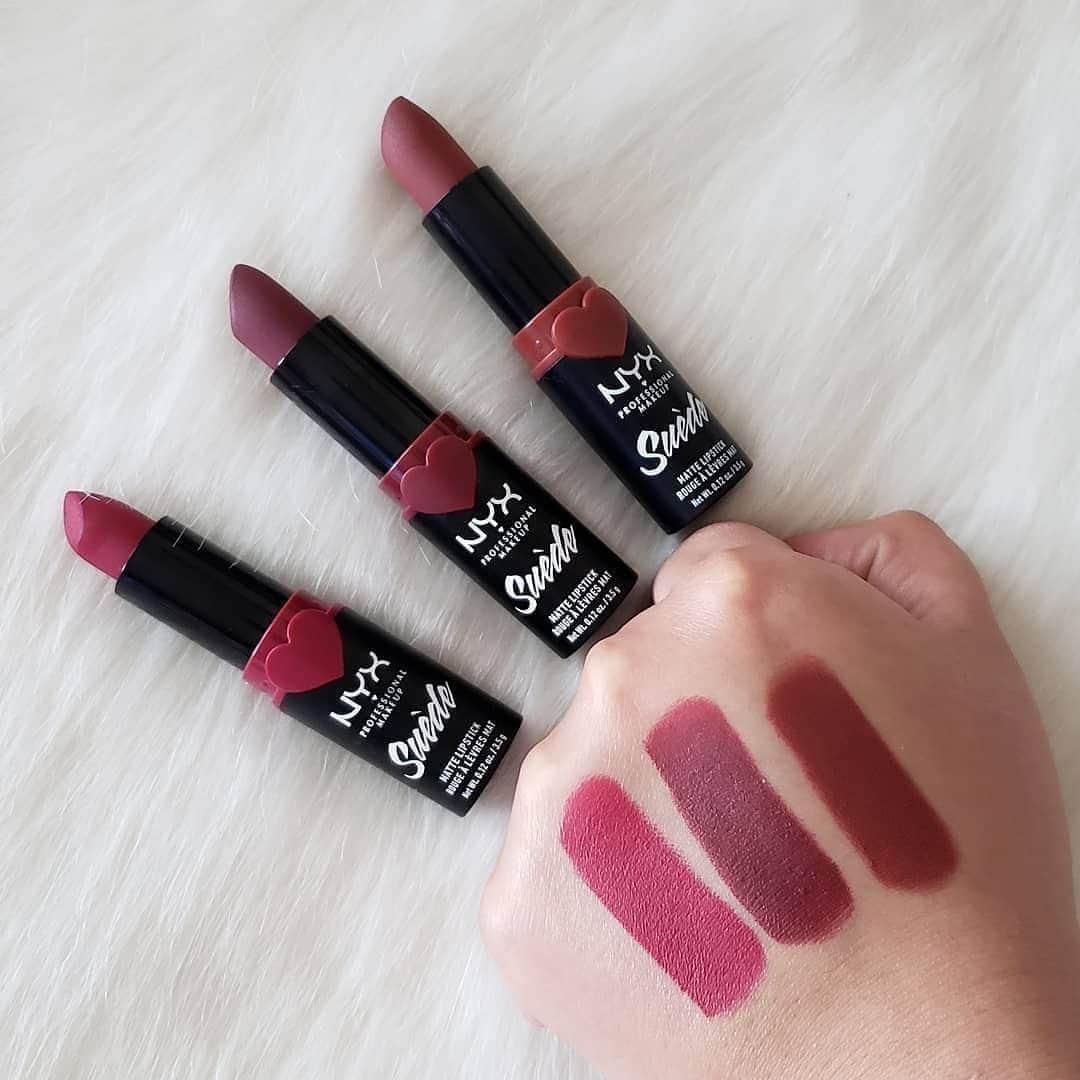 NYX Professional Makeup JPのインスタグラム：「【何色も欲しい優秀リップ💋】 . #スエードマットリップ はチェックした？マットリップなのに、軽い質感が特徴だよ💫 . 深みのあるレッドや、肌に馴染みやすいピンクなど、31色も可愛い色があるから、何色も欲しくなっちゃう😍お気に入りの一本を見つけてね🌴 . スエード マット リップスティック 1,400円（税抜) 左から #SDML09 カラー・スパイシー #SDML06 カラー・エルエーランド #SDML34 カラー・ビンテージ . #メイクアップジャンキー #LAメイク #マットリップ #スウォッチ #リップグロス #リップレビュー #ティントリップ #リップ #リップメイク #デパコス #口紅 #優秀コスメ #春コスメ #美容情報 #海外コスメ #コスメレビュー #プチプラコスメ #コスメ購入品 #コスメマニア #LA #nyxprofessionalmakeup #nyxcosmeticsjp #cosme #makeup #makeuplove #instamakeup」