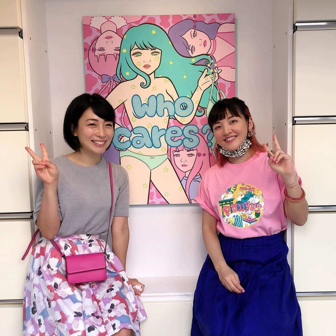 安藤あいかのインスタグラム：「わあい！！行ってきましたー💕 ピンク好きだし今回もとても可愛くてずっと居たかったです🥺💕 SNSで絵を観るのと実際と、1番好きな絵が違う！なんでだろうねー！だから生もの好きです💕朝露とドキドキ/ Ooh La Laと「帰り道」/ "on my way home"が好きだったなー！浸り中🌸 全部可愛いっ 13日まで個展やっているのでピンク可愛いチャージしてきて💕 わたしはたまたまだけどピンクの服着て行くのをすすめる😍  #竹井千佳のpinkholic」