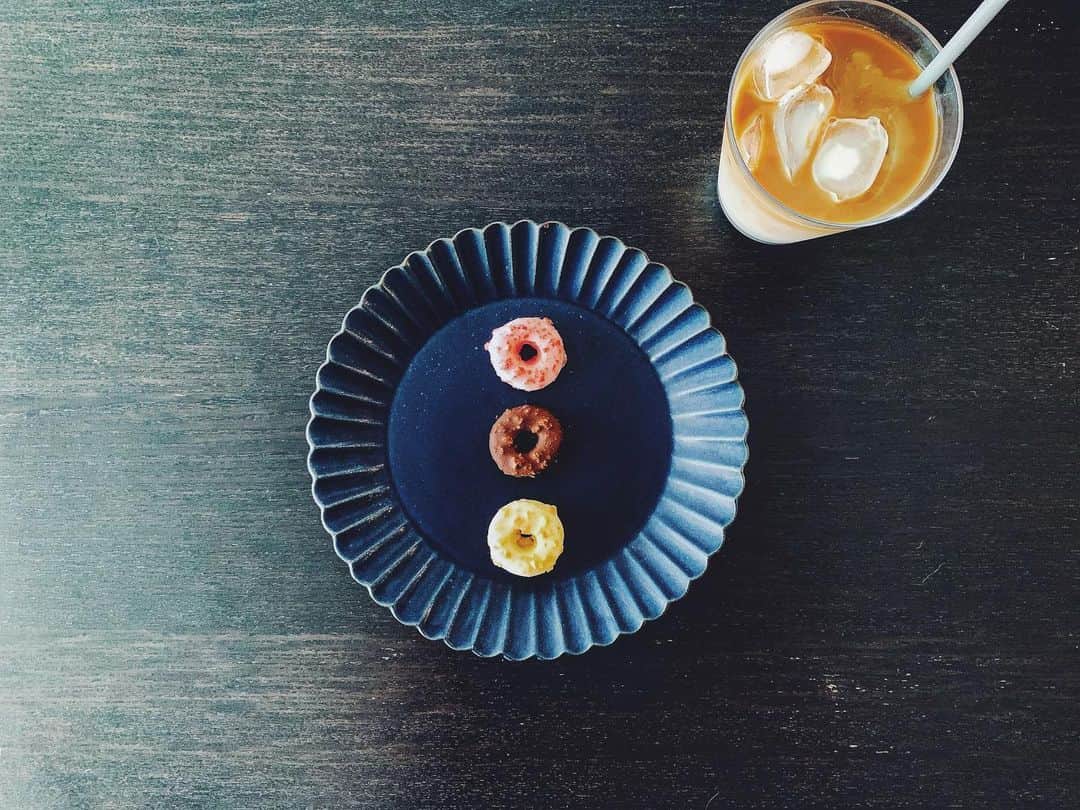 kinaxのインスタグラム：「. 今日のおやつは ミニドーナツアイス、猫毛添え🍩 . . 話は変わって 今日は幼稚園の個人面談でした📛 . 心配な事だらけだったけど、 毎日楽しく元気に過ごしているようで 一安心ʕ •́؈•̀ ₎ . 家だと気に入らないと泣いたりするのに 幼稚園でまだ泣いたところ見たことないですよー、 と言われてびっくりです(´Д` ) . 離れて過ごしている時間に どんな事を感じて過ごしているのか あまりたくさん話してくれないのだけど 毎日楽しそうにお支度して元気に出掛けていくので きっと取り越し苦労なんだろうね。 . いつの間にかどんどん成長していて 出来ることも増えて、自信もついて すごいねぇ。 . 暖かく見守ってくれる先生方には 本当に感謝です。 . 明日もたくさん楽しい1日になるといいね。 . . #kinaxfood #ドーナツアイス #いちご味が好き」