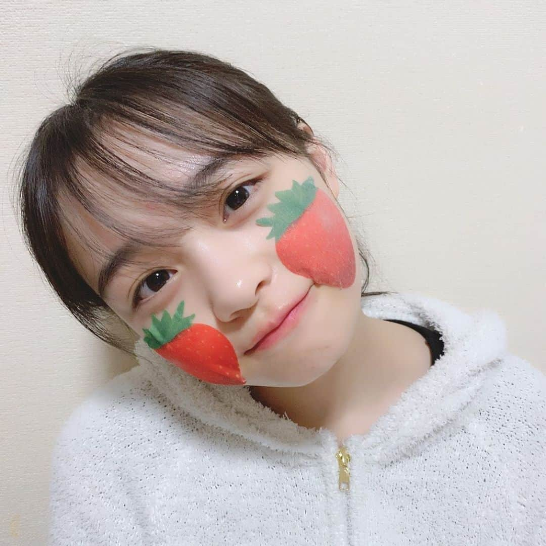 林芽亜里さんのインスタグラム写真 - (林芽亜里Instagram)「🎀﻿ ﻿ いちごのパック🍓﻿ ﻿ これはほっぺだけだけど、﻿ 全体がこのイチゴのパックだったら面白いね🤣﻿ ﻿ #ニコラ #nicola #林芽亜里」6月9日 17時44分 - meari__hayashi