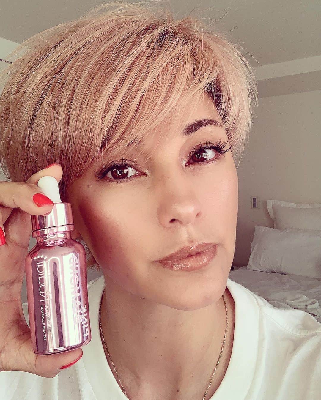 梅宮アンナさんのインスタグラム写真 - (梅宮アンナInstagram)「今日もインスタライブ❣️ ご視聴ありがとうございました😊  ヘアブローは、いつもあんな感じですよ😊  ファンデーションに入れたオイルは @rodialjp のオイルです。  素晴らしいですよ💕💕💕💕 是非🙆‍♀️🙆‍♀️💕 #makeup #美容」6月9日 17時57分 - annaumemiya