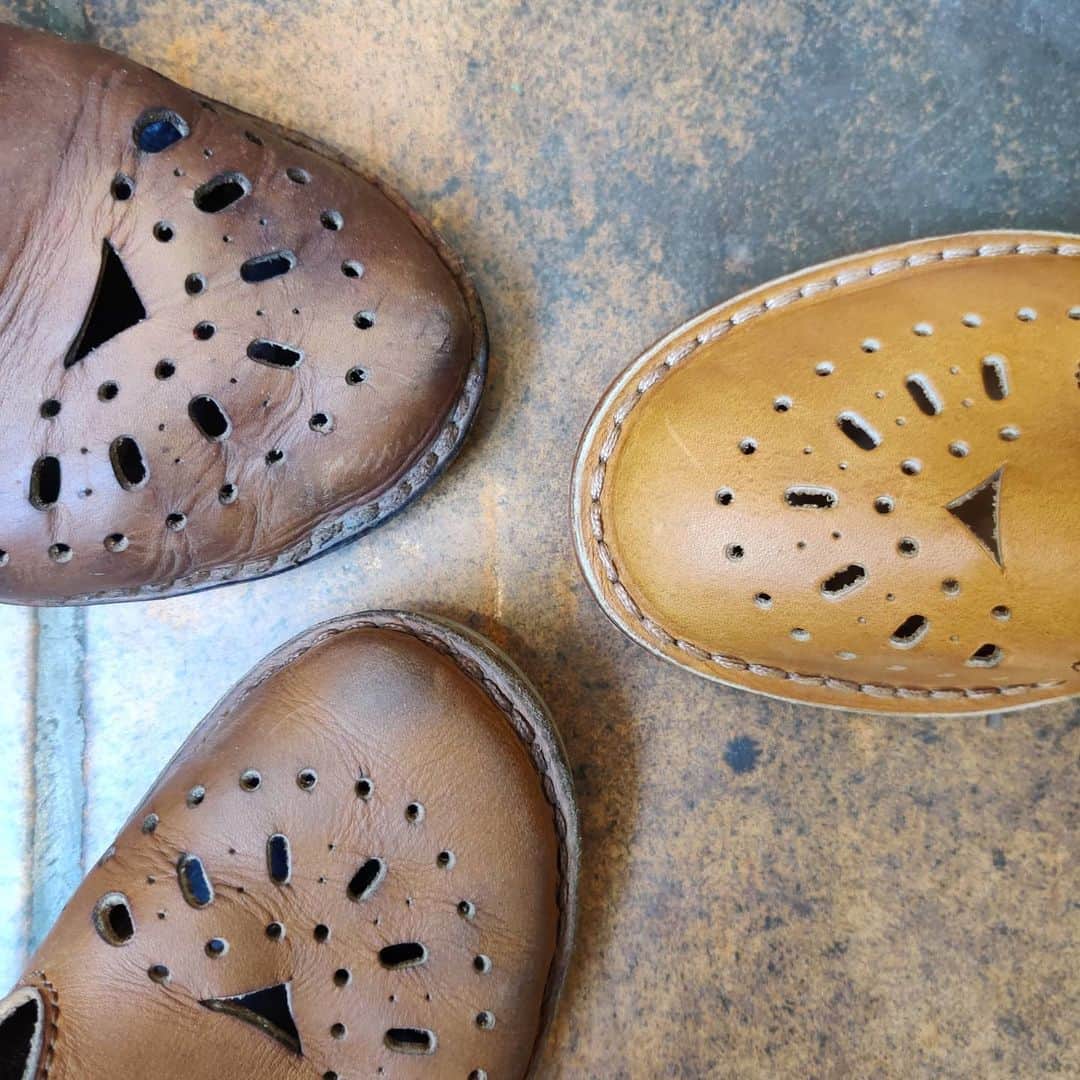 のインスタグラム：「Son modèle préféré, sa troisieme paire  #teamalain #modeleAlain #labottegardiane #vintageshoes #vintagestyle #genderlessfashion #slowfashion #resole #reuse #repair  #favoriteshoesever #faitmain #depuis1958 #bienvieillir #chaussuredequalite #leathershoes #madeinoccitanie」