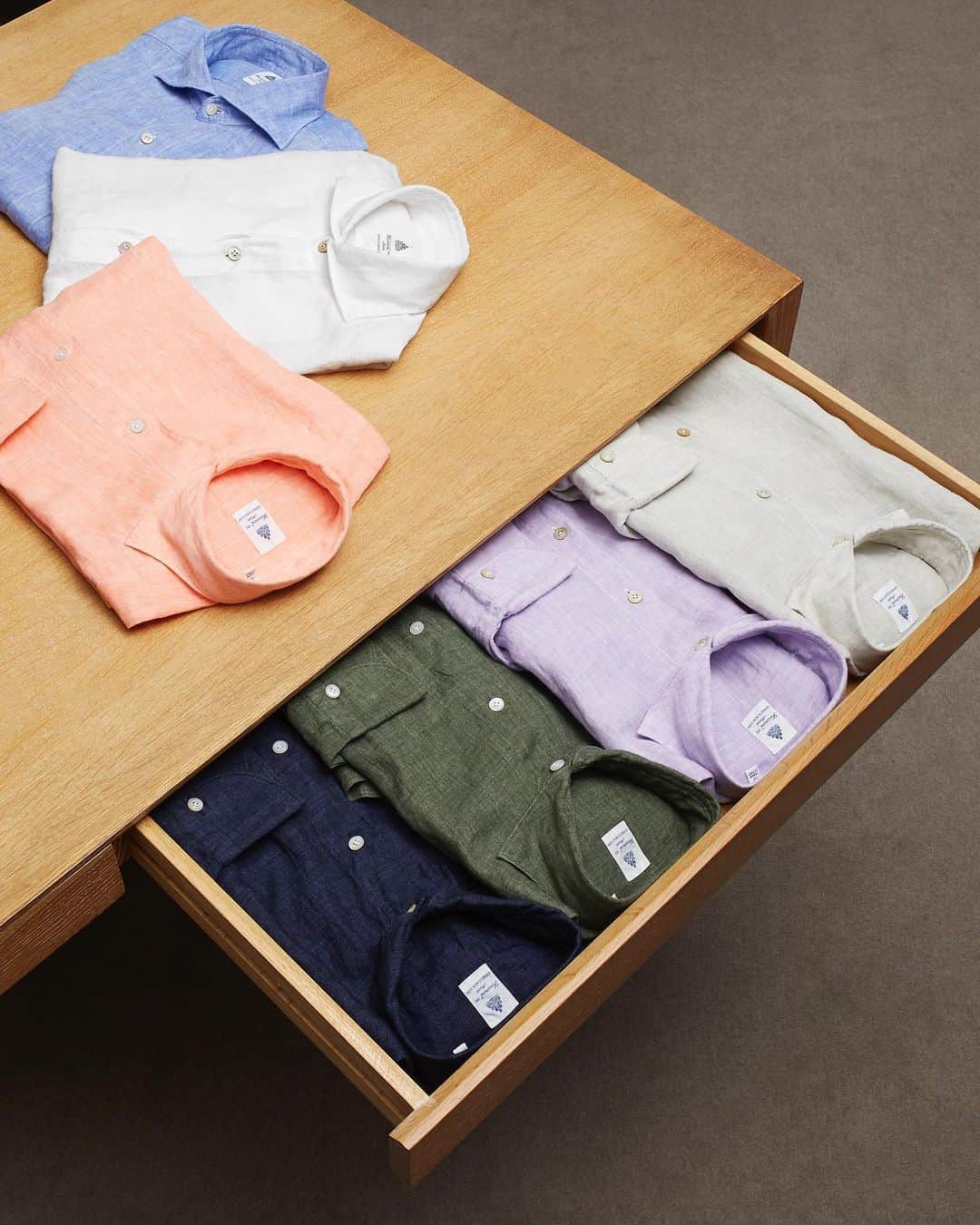 Barneys New Yorkさんのインスタグラム写真 Barneys New Yorkinstagram 豊富なカラーバリエーションが揃うイタリア ナポリ発 フィナモレ のリネンシャツ 美しいシルエットと着心地のよさを兼ね備えた一枚は 夏も快適にお使いいただけます フィナモレ リネン