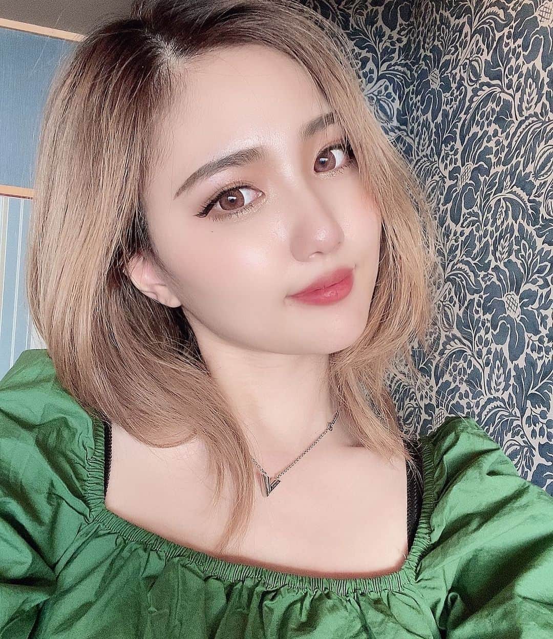 守田美咲のインスタグラム：「🍐🍈🍏🍵📗🔋🎄✳🌵🐊🈯✅🍀🌿🌲🌳🌴🐲 #ヘアカラートレンド #つけまつげ #カラコン #バイヤレージュ #nyx #makeup #ootd」