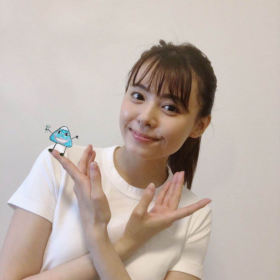 フジテレビアナウンサーのインスタグラム：「福原さん、ピアノを弾く姿もその音色もとっても美しい…想像以上です。もっと聞きたかったです！ そんな福原さんからバトンを頂きました、宮澤です。 お見苦しいポーズですみません😂 . 楚々とした雰囲気とは大変恐縮です…😱 今はのそのそとしか動くことができない私ですが、 小さい頃から高校生頃まではバレリーナになることが目標でした。 その頃の写真を恥ずかしながら…。 今よりはキビキビと、少しは楚々と⁉︎動けていたはずです！ 今はもう全く踊れませんが、 ストレッチだけは続けています。 ストレッチをすると体の巡りが良くなる気がして気持ちがいいです♪ お目汚し失礼致しました。 . さて、お次はアナウンス室随一の美声を持つ、 すーさんこと鈴木芳彦さん！ よくお茶に付き合っていただいたり悩みを聞いていただいたりしていました！ スポーツからバラエティまで幅広く活躍されるすーさんの情熱的な実況が聞きたいです！そして近況も知りたいです！！(o^^o)  #フジアナむすび #宮澤智 #フジテレビアナウンサー」