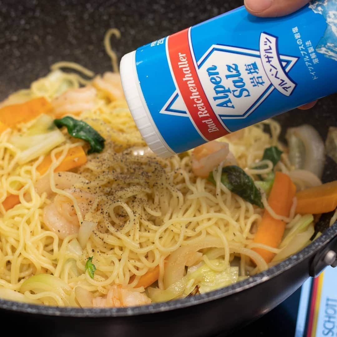 アルペンザルツ公式Instagramさんのインスタグラム写真 - (アルペンザルツ公式InstagramInstagram)「レシピあり🦐✨ 「シンプルな味付けで！海鮮塩焼きそば」の作り方 * ソース焼きそばもいいですが、 たまには塩味の焼きそばはいかがですか！？ 主食ですが野菜もたくさん摂れるのでおすすめです！ * * 今回のレシピは、 @moaiskitchen さんに作ってもらいました！ * [モアイズキッチンさんからのワンポイント] 味付けはアルペンザルツと鶏ガラスープの素だけなのでとっても簡単🙆✨ お塩の美味しさを堪能しましょう♪ * * 3枚目に「ドイツアルプスを巡る旅」が当たる キャンペーンのお知らせがありますよ！ プロフィールのURLから詳細を確認できます✅ * ぜひ参考に作ってみてくださいね！ * * * ∴♔∴∴♔∴ Ⓡ Ⓔ Ⓒ Ⓘ Ⓟ Ⓔ ∴♔∴∴♔∴ * 「海鮮塩焼きそば」 * 【材料】 中華麺…2玉 人参…1/4個（短冊切り） 玉ねぎ…1/2個（細切り） キャベツ…2枚（一口大に切る） 青梗菜…1株（3cm幅に切る） エビ…8尾（背中に切り込み） 酒…大さじ2 アルペンザルツ…少々 にんにく…1かけ（みじん切り） こしょう…適量 （調味料） A水…120ml A鶏ガラスープの素…小さじ2 Aアルペンザルツ…小さじ1/21 * * 【作り方】 ①エビに酒とアルペンザルツを揉み込んで下味をつける。 * ②フライパンにごま油とにんにくを入れ、弱火で加熱し香りが立ってきたら、人参、玉ねぎ、キャベツ、青梗菜を加えて強火で炒める。 * ③エビを加え炒め、色が変わったら中華麺を入れ（調味料A）を加えて、麺をほぐしながら炒める。 * ④最後にこしょうをふりかけて味をととのえる。 * * #アルペンザルツ #塩 #美味しい塩 * #今日のごはん #手作りごはん #簡単レシピ #おかず #レシピ #食卓 #節約 #献立 #家庭料理 #節約生活 #自炊 #ランチ #家ごはん #時短レシピ #簡単レシピ #おいしい #料理 #美味しい #おうちごはん #手作り料理 #手料理 #料理好きな人と繋がりたい #焼きそば #海鮮焼きそば #塩レシピ #中華」6月9日 18時00分 - alpensalz_jp