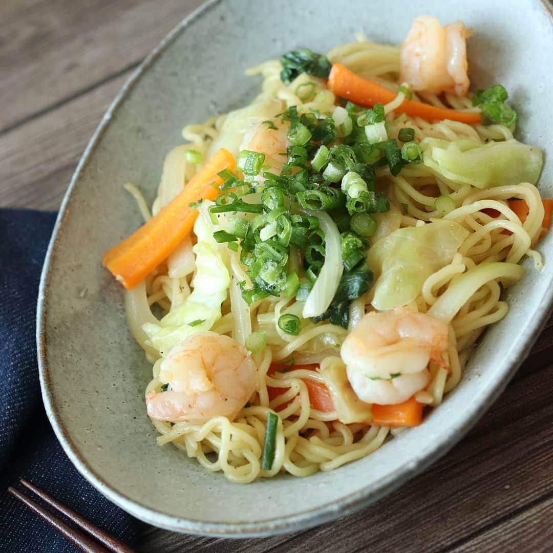 アルペンザルツ公式Instagramさんのインスタグラム写真 - (アルペンザルツ公式InstagramInstagram)「レシピあり🦐✨ 「シンプルな味付けで！海鮮塩焼きそば」の作り方 * ソース焼きそばもいいですが、 たまには塩味の焼きそばはいかがですか！？ 主食ですが野菜もたくさん摂れるのでおすすめです！ * * 今回のレシピは、 @moaiskitchen さんに作ってもらいました！ * [モアイズキッチンさんからのワンポイント] 味付けはアルペンザルツと鶏ガラスープの素だけなのでとっても簡単🙆✨ お塩の美味しさを堪能しましょう♪ * * 3枚目に「ドイツアルプスを巡る旅」が当たる キャンペーンのお知らせがありますよ！ プロフィールのURLから詳細を確認できます✅ * ぜひ参考に作ってみてくださいね！ * * * ∴♔∴∴♔∴ Ⓡ Ⓔ Ⓒ Ⓘ Ⓟ Ⓔ ∴♔∴∴♔∴ * 「海鮮塩焼きそば」 * 【材料】 中華麺…2玉 人参…1/4個（短冊切り） 玉ねぎ…1/2個（細切り） キャベツ…2枚（一口大に切る） 青梗菜…1株（3cm幅に切る） エビ…8尾（背中に切り込み） 酒…大さじ2 アルペンザルツ…少々 にんにく…1かけ（みじん切り） こしょう…適量 （調味料） A水…120ml A鶏ガラスープの素…小さじ2 Aアルペンザルツ…小さじ1/21 * * 【作り方】 ①エビに酒とアルペンザルツを揉み込んで下味をつける。 * ②フライパンにごま油とにんにくを入れ、弱火で加熱し香りが立ってきたら、人参、玉ねぎ、キャベツ、青梗菜を加えて強火で炒める。 * ③エビを加え炒め、色が変わったら中華麺を入れ（調味料A）を加えて、麺をほぐしながら炒める。 * ④最後にこしょうをふりかけて味をととのえる。 * * #アルペンザルツ #塩 #美味しい塩 * #今日のごはん #手作りごはん #簡単レシピ #おかず #レシピ #食卓 #節約 #献立 #家庭料理 #節約生活 #自炊 #ランチ #家ごはん #時短レシピ #簡単レシピ #おいしい #料理 #美味しい #おうちごはん #手作り料理 #手料理 #料理好きな人と繋がりたい #焼きそば #海鮮焼きそば #塩レシピ #中華」6月9日 18時00分 - alpensalz_jp