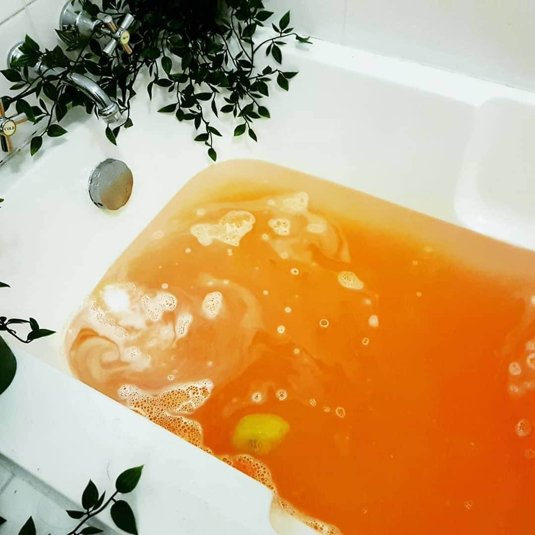 のインスタグラム：「今夜はぬるめのお風呂に入ってリラックス。35℃から38℃程度のお湯につかると、副交感神経にはたらき、体が休まるといわれています。色と香りが広がり、原材料がお肌にはたらく47種の入浴料はプロフィールのリンクから🌿⁠ ⁠ /Photo by @sparklylushie⁠ #WeTheBathers #ラッシュ #ヴィーガンコスメ」