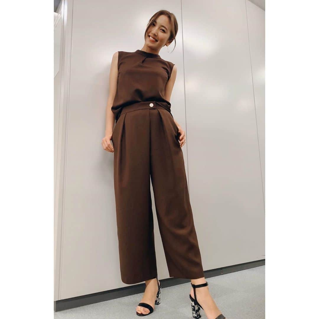 小澤陽子さんのインスタグラム写真 - (小澤陽子Instagram)「𝚊𝚝 𝚠𝚘𝚛𝚔☻  パンツスタイル👖❤︎ #本日の髪型と衣装🌸  後輩の#今湊敬樹アナ に写真を頼んだら、、 脚長さんに撮ってくれました😂🙏🏻✨ ARIGATO☻ . . #セットアップ かわいいなぁ〜 #馬好王国 #BSスーパーKEIBA #衣装 #長身コーデ #ピタ髪」6月9日 18時00分 - yoko.ozawa729