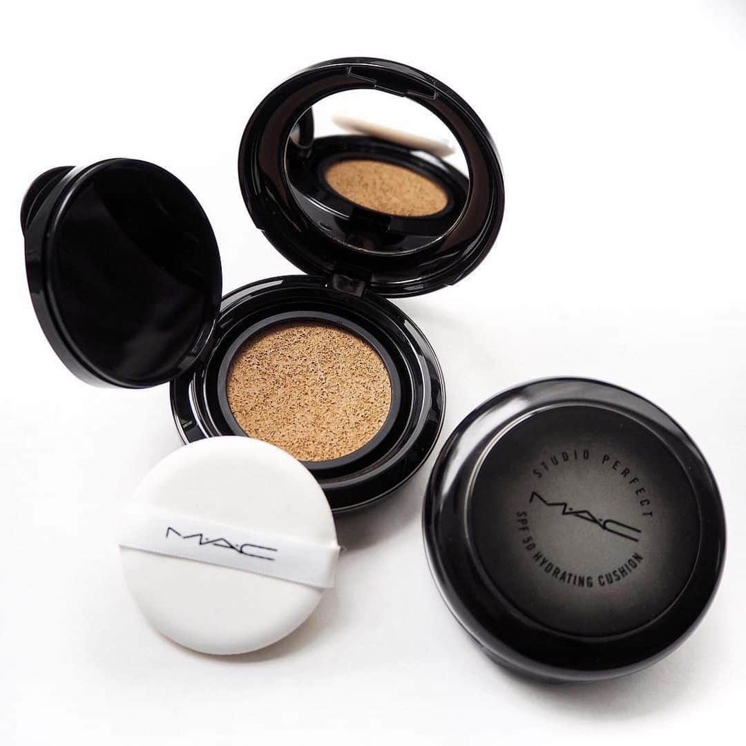M∙A∙C Cosmetics Japanのインスタグラム：「＼公式オンラインショップ 数量限定／ 肌悩みを美しくカバーする、クッションコンパクトファンデーションが今だけ20％OFF✨ ㅤ この他にも、限定製品をお得な価格でご用意しています。今すぐチェック！ ㅤ ㅤ *カート内で表示価格より20%OFFが適用されます *表示価格は希望小売価格になりますが、カート内で20％OFF割引が適用されます。 *初回購入特典の10％OFFは、適用されません。なお、割引クーポンの利用はできません。 *限定数量のため、なくなり次第販売終了いたします。 *20％OFF適用される製品は、本ページに表示される製品のみになります。 ㅤ ㅤ 【公式オンラインショップ限定特典】 ☑︎初回ご購入のお客様へ10% OFFクーポンをプレゼント（クーポンコードwelcome）  ㅤ #MACStudioPerfect #MACCosmeticsJapan #MACCosmetics #MAC #MACコスメ #マックコスメ #コスメ #メイク #美容 #化粧品 #デパコス #コスメ部 #コスメマニア #コスメ好き #コスメ好きさんと繋がりたい #メイク好きな人と繋がりたい#春メイク #春コスメ #メイク下地 #クッションファンデーション #クッションファンデ #ツヤ肌 #透明感 #ツヤ #ツヤメイク #お気に入りコスメ」