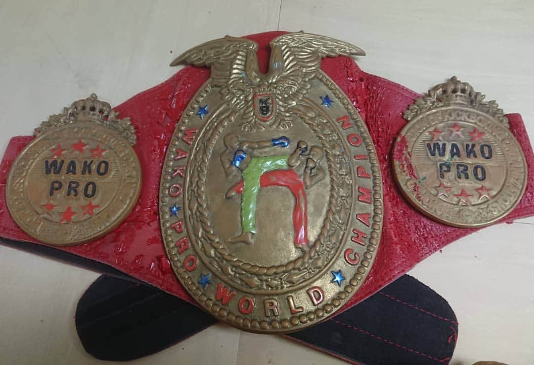 武蔵のインスタグラム：「WAKOクルーザー級のチャンピオンベルト🥊  3度目の挑戦だった。  チャンピオンはイギリスのカークウッド・ウォーカー。  初対決はKO負けを喫した。  2度目はイギリスに乗り込んでの対決だった。  勝ったかなと思ったけど結果は判定負け。  相手母国では倒さないと勝てない事を思い知らされた。  そして3度目の対決は福岡で。  判定ではなくKOで勝つ事しか頭になかったが、試合は最終5Rまでもつれ込む。  もう時間が無い。  判定では勝ってるかなと予想していたがKOで勝ちたかった。  ラウンドも残り1分を切った辺り、疲れの見えるウォーカーに対して、空手の試合で得意だった上段フェイクのミドルキックがまともにレバーに入った！  KO勝ち！  最後の最後、ゴングが鳴るまで諦めたらいけないと言う事を改めて学んだ。  初めて世界チャンピオンになった。  色々な思いが脳裏をよぎった。  いろんな思いが染み込んだベルトです。  この年はトーナメント含めると年間で11試合しましたよ💦  #武蔵 #k1 #kickboxing #worldtitle #wako #cruiserweight #worldchampion  #championbelt」