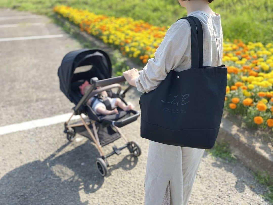 有限会社 稲葉製材住宅のインスタグラム：「【ノベルティ 2WAYバック】 新築の打合せでは資料が山盛りになる事も💦 ご契約頂いた方にはバックをプレゼントします✨ 打合せで使わなくなったらエコバックやちょっとした荷物なんかも入れて使用できます🙈 楽しい3色展開です🏄  いつもざいます❗ @anerca2011  #ノベルティ #バック #エプロンもあるよ #何この写真 #キメ過ぎでしょ #俺嫁 #byフミヤ #背景はマリーゴールドで決まりでしょ #家づくり #マイホーム #マイホーム計画 #暮らし #家 #新築 #リフォーム #リノベーション #工務店 #熊本 #玉名 #山鹿 #稲葉製材住宅 #イナバ」