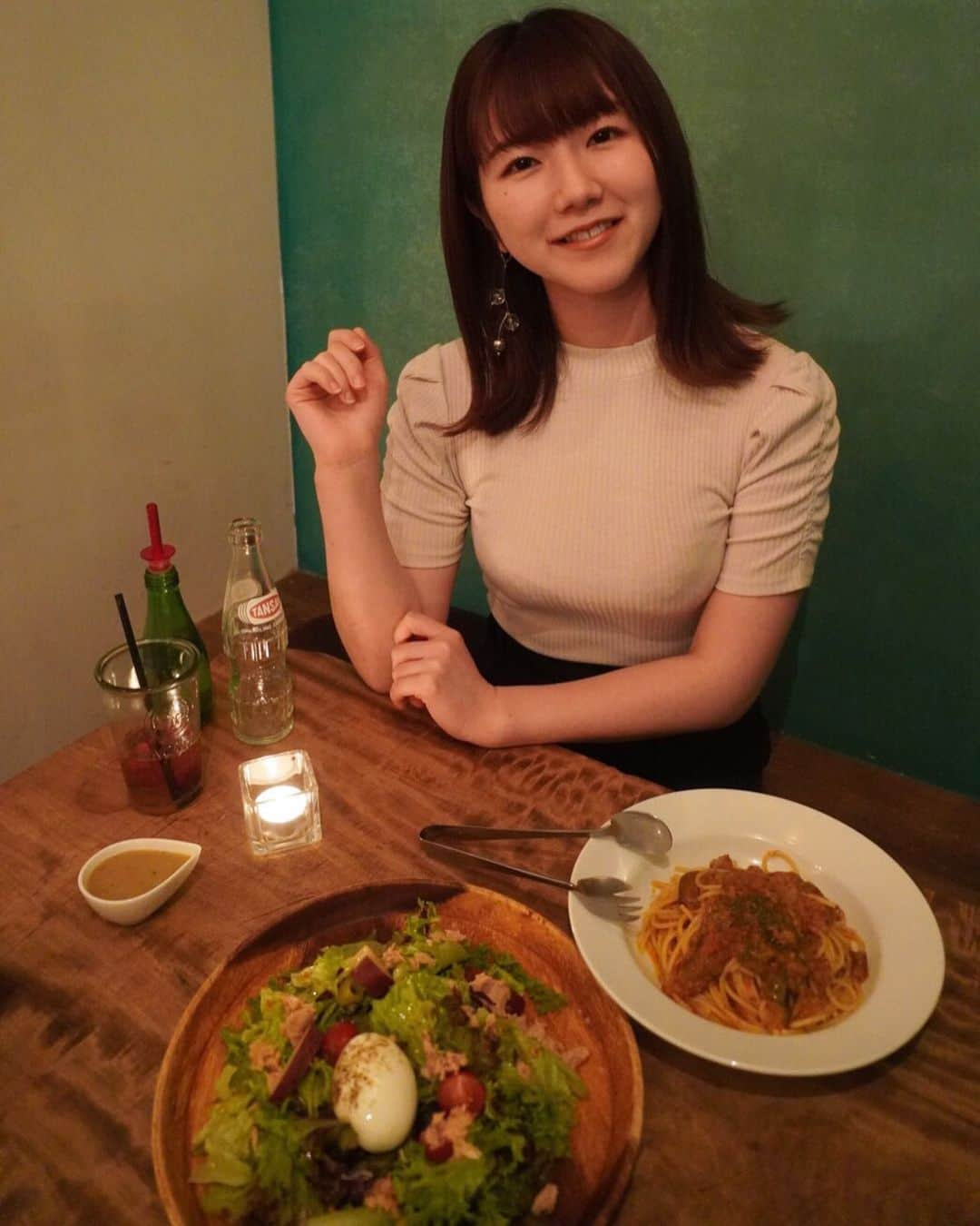 城田夏奈のインスタグラム：「. . .  パスタとサラダを１つずつ頼んでシェアしました🍝🍅 ここのカフェ、店内すごく落ち着くよ😊 いまお家でキャンドルつけるのがマイブーム🕯  #cafewall」