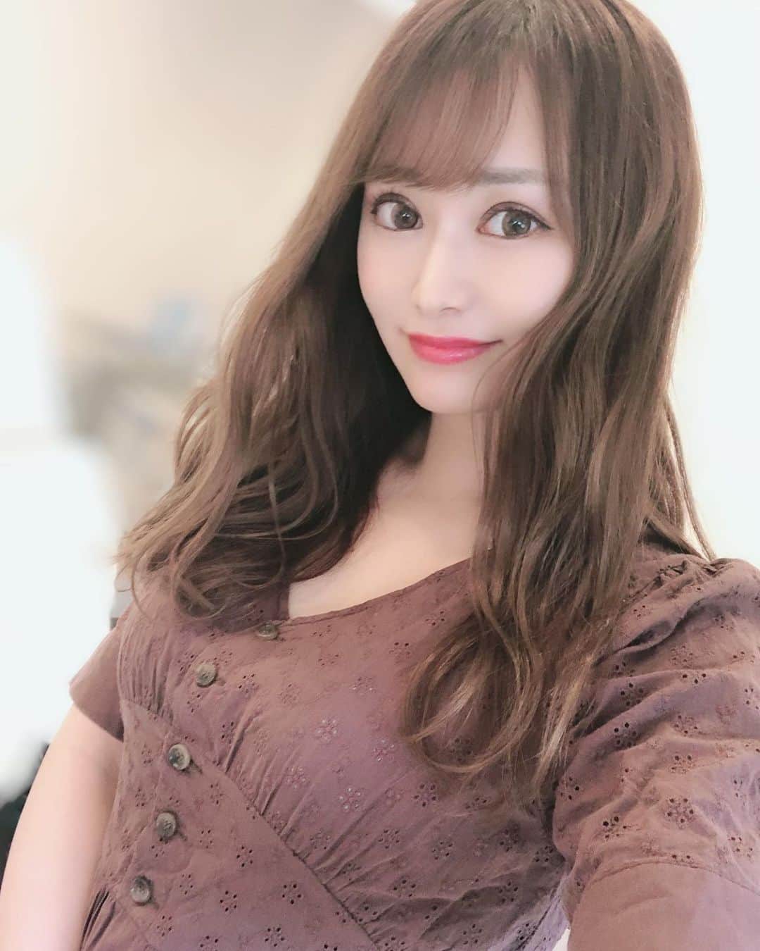YU-RIのインスタグラム：「Aclinic(@a_clinic_ginza )さんで Aスレッド受けてきました✌️🌟 担当医は山崎先生(@dr_kanayamasaki )💓 ２回目のAスレッドなんだけど、 毎回効果に感動する〜🥺💓 私の場合頬骨下がコケちゃうのと 口横のもたつきがきになってたんだけど バッチリ解消できました♡´･ᴗ･`♡ カウンセリングも丁寧で理想の輪郭に してくれるよ( ˘꒳​˘)♡おすすめっ😘  #aスレッド#aclinic#aclinic銀座 #aクリニック#美容#小顔#美肌 #リフトアップ#美容外科#美容皮膚科 #美容クリニック#山崎香名#美容好き #美容好きな人と繋がりたい#糸リフト」