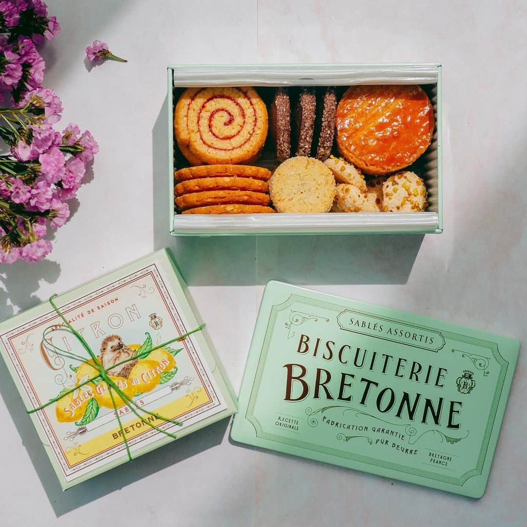 Hanako公式さんのインスタグラム写真 - (Hanako公式Instagram)「✍️ #Hanakoお取り寄せメモ 〈ビスキュイテリエ ブルトンヌ〉のクッキー缶🍋  良質な乳製品の産地として知られているフランスのブルターニュ地方。そこで作られたお塩や、こだわって選んだ上質なバターなどの材料を使って一枚一枚丁寧に作られたブルトンヌの焼き菓子。 「ブルターニュ クッキーアソルティ〈缶〉」23個入りは、まるでヨーロッパの絵本の中に出てきそうなオリジナリティ溢れる世界観のパッケージ。6種類、同じクッキーでも焼き上げ方やバターの使い方にこだわりが詰まっているため、食感や味が全く違ってとても楽しいです🍪  photoby @chiharuk_ 久保田千晴  #Hanako #Hanako_magazine #stayhome #ポジティブおこもり #テイクアウト #ランチタイム #おうちカフェ #お取り寄せ #お取り寄せおやつ #デリバリーグルメ #テイクアウトグルメ #おやつの時間#おうちごはん #カフェごはん #コーヒーのある暮らし #ビスキュイテリエブルトンヌ #クッキー缶 #photoby_ChiharuKubota」6月9日 18時20分 - hanako_magazine