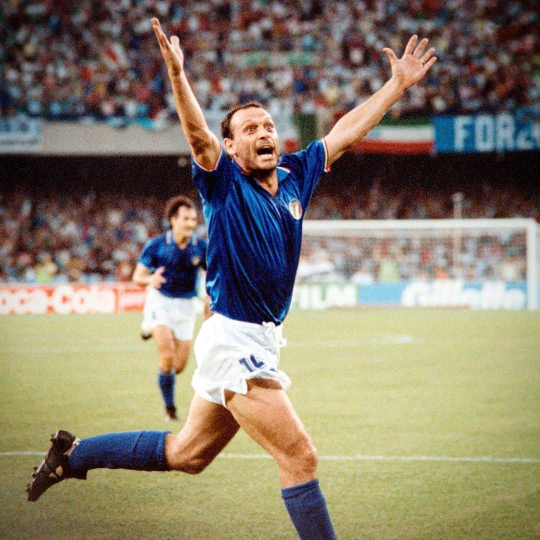 サッカーイタリア代表さんのインスタグラム写真 - (サッカーイタリア代表Instagram)「3️⃣0️⃣ anni fa la #Nazionale 🇮🇹 esordiva  contro l’#Austria 🇦🇹 ai #Mondiali di #Italia90 🌍. Quelli delle #NottiMagiche! ✨」6月9日 18時25分 - azzurri