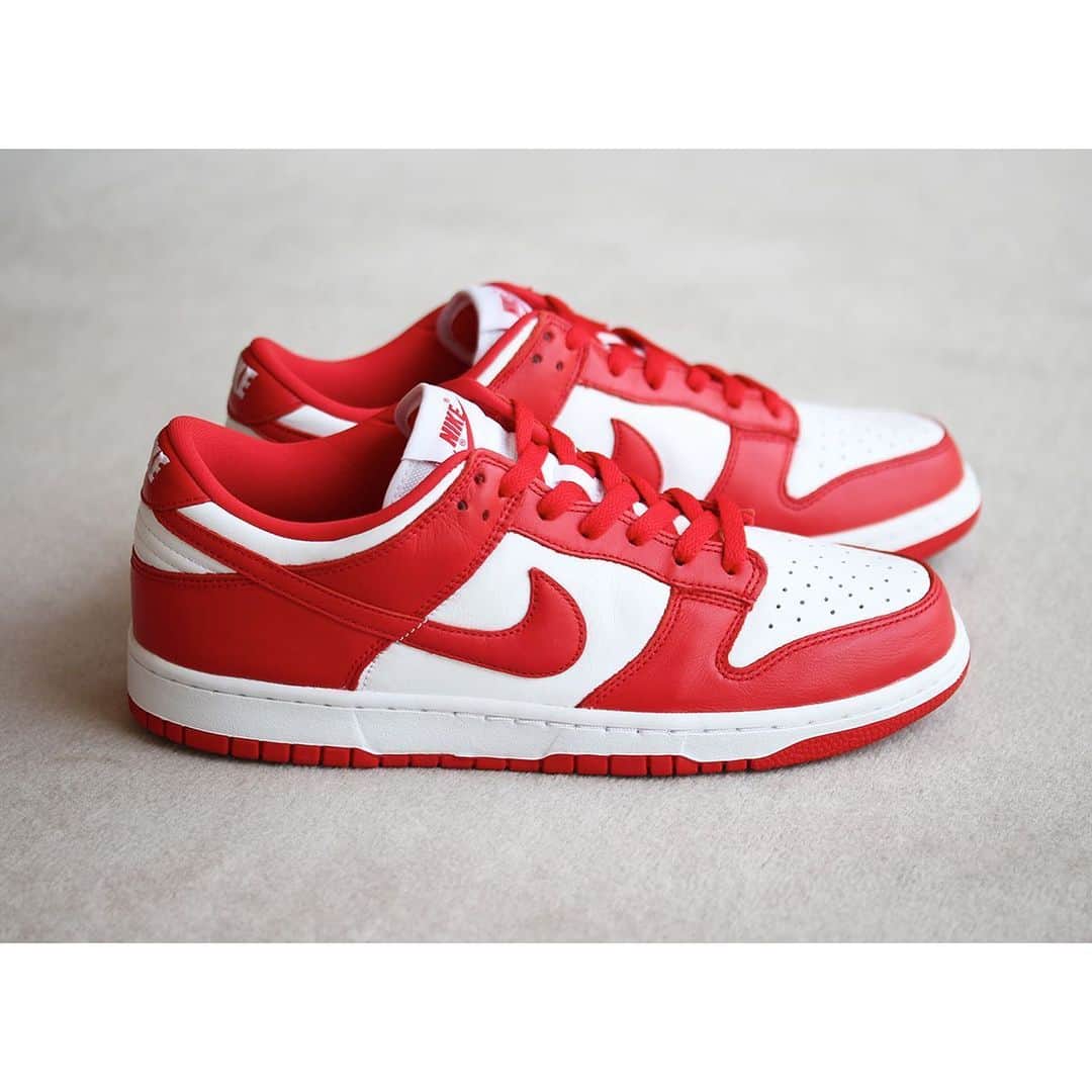 A+Sさんのインスタグラム写真 - (A+SInstagram)「2020 .6 .12 (fri) in WEB STORE﻿ ﻿ ■NIKE DUNK LOW SP﻿ COLOR : UNIVERSITY RED﻿ SIZE : 26.0cm - 29.0cm﻿ PRICE : ¥ 11,000 (+TAX）﻿ *こちらの商品はWEB STOREのみで販売致します。﻿ *This product is only sold on WEB STORE.﻿ ﻿ ストリートウェアのアイコンとスケートボードの定番として確立したダンク。この地位に至るまでの道のりは、大学のバスケットボールコートから始まった。ブームのきっかけとなったのは、1985年に発売した大学のプログラム用にカラーコーディネートされたシューズだった。今回、このバージョンの35周年を記念して、人気のチームカラーが復活。ニュートラルなホワイトレザーのアッパーとユニバーシティレッドのオーバーレイを組み合わせたエディションで登場する。時代を超越したシルエットを洗練されたスタイルにアレンジ。この名作シューズを着こなしに取り入れよう。﻿ ﻿ A dunk established as a classic streetwear icon and skateboard. The road to this position began at the college basketball court. The boom was triggered by the color-coordinated shoes for the university program launched in 1985. This time, to celebrate the 35th anniversary of this version, popular team colors are back. Introducing an edition that combines a neutral white leather upper with a University Red overlay. Arrange the timeless silhouette into a sophisticated style. Let's take in this masterpiece shoes.﻿ ﻿ #a_and_s﻿ #NIKE﻿ #NIKEDUNK﻿ #NIKEDUNKLOWSP」6月9日 18時22分 - a_and_s_official