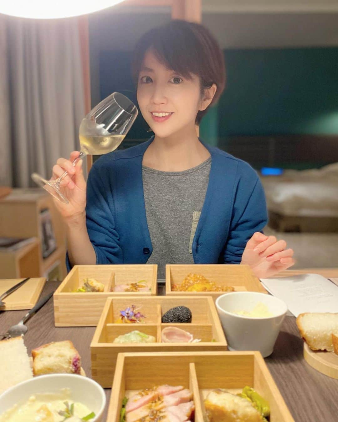 渡辺由布子さんのインスタグラム写真 - (渡辺由布子Instagram)「🍱  BENTO DINNER  #おこもりステイ の究極のスタイル。  感染症対策ということもあり、#箱根本箱 では食事も温泉も全てお部屋で楽しみことができる、「プライベートステイプラン」を予約しました。  オーガニック&クレンジングをテーマにした本格自然派イタリアンのフルコースが重箱にギュっと詰まって登場。  冷蔵庫のシャンパンやワインを飲みながら、自分のペースでゆったりとディナーできる部屋食スタイルは新鮮！  これも旅行業界の#NewNormal になるのかしら🤔  #暮らすように旅する  #箱根旅行 #温泉旅行 #国内旅行 #日本再発見  #コロナ対策  #withコロナ  #roomservice  #moetchandon  #covid19  #hotsprings  #onsen #bento #dinnerathome  #stayhome  #staycation  #japantrip  #travelwriter  #yolostyle  #tbt🔙📸   📍 @hakonehonbako #Hakone #🇯🇵」6月9日 18時33分 - watanabe_yuko