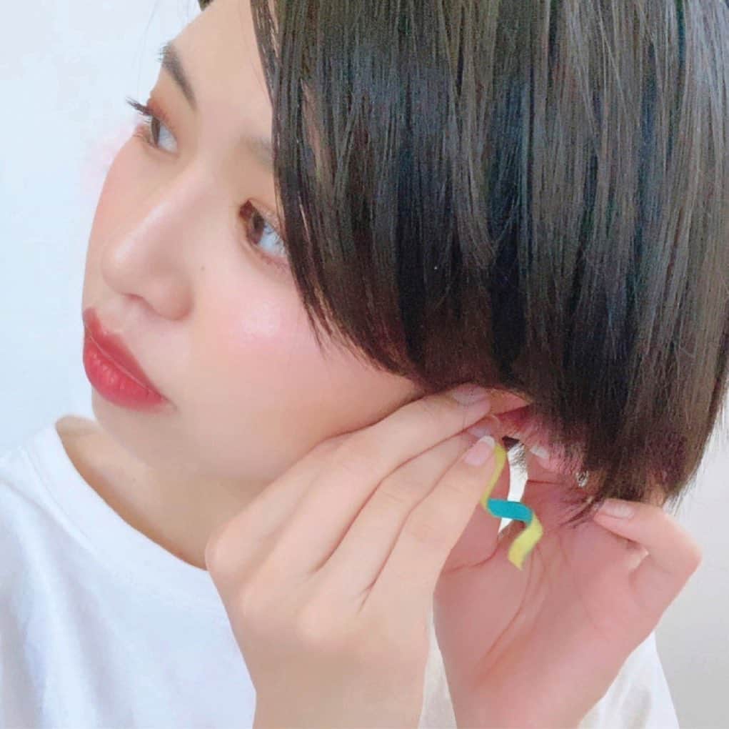 のインスタグラム：「. . stay homeで アクセサリーを もっぱらつけなくなって 存在を忘れかけてました…  でも見ると欲しくなるし つけたいと思うから また色々新調したいな〜♪ . #stayhome #staypositive  #アクセサリー #うなじ  #ピアス #イヤリング  #ネックレス #ショート女子  #accessory #pierce」