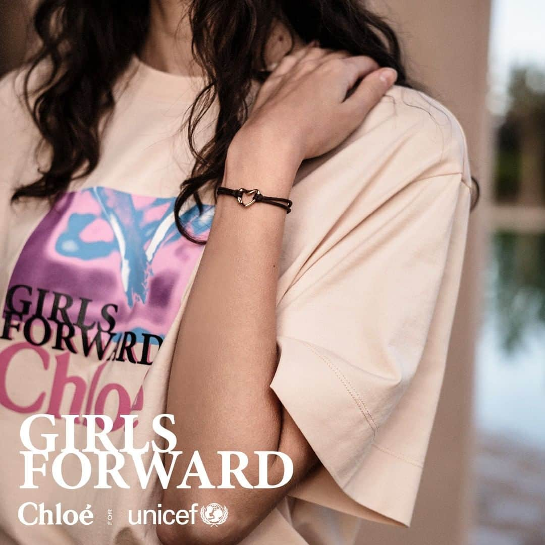 Chloéさんのインスタグラム写真 - (ChloéInstagram)「More than ever, a symbol of solidarity: Make your #GirlsForward statement with our capsule collection in support of @UNICEF. Shop this bracelet, T-shirt and necklace and 100% of purchase proceeds will be directed towards gender equality programmes and skills to advance in the workplace*  #CHLOE #CHLOEgirls #UNICEF *UNICEF does not endorse any company, brand, product or service」6月10日 0時00分 - chloe