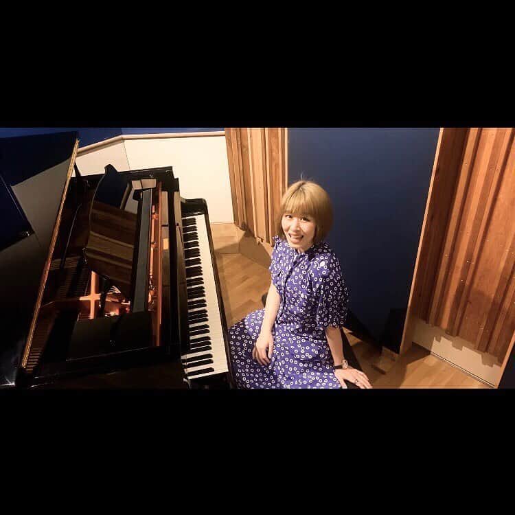 奥村愛子のインスタグラム：「* 7/3に行う初めての配信ライブ👩🏻‍💻 Twitterで#奥村愛子配信ライブ とつけて  買ったよツイートをしてくれた方に DMでありがとう動画を送りつける という企画を開催中✧ 動画は当日の会場VoltaStudioで撮影しました。 インスタで言ってもあれだけど… 送りつけは今月末までなので、もしよかったら🐤」