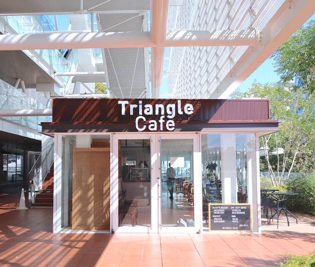 ことりっぷさんのインスタグラム写真 - (ことりっぷInstagram)「都心にありながら開放的な自然を満喫でき﻿る二子玉川駅前にあるパフェやコーヒーが楽しめる「Triangle Cafe（トライアングルカフェ）」をご紹介します。﻿ ラトリエアマファソンの森郁磨さんが監修するオリジナルパフェと、アンリミテッドコーヒーバーの松原大地さんのスペシャルティコーヒーがそろいます。﻿ フランスのショートケーキ をイメージした目にも美しいパフェ「フレジェ」は苺のソルベと滑らかなクリームのマリアージュを楽しめます。緑に囲まれてコーヒーと一緒にどうぞ♪﻿ ﻿ -------------------------﻿ #ことりっぷweb では「Triangle Cafe」を紹介中。詳しくはトップページのURLからご覧ください。﻿ @cotrip_official﻿ -------------------------﻿ ﻿ #ことりっぷ #ことりっぷアプリ #お出かけ﻿ #trianglecafe #sweets #tokyocafe #tokyosweets #トライアングルカフェ #スイーツ #パフェ #東京カフェ #二子玉川カフェ #世田谷カフェ #二子玉川﻿ #ig_japan #visitjapan #japantrip #japantravel」6月9日 18時34分 - cotrip_official
