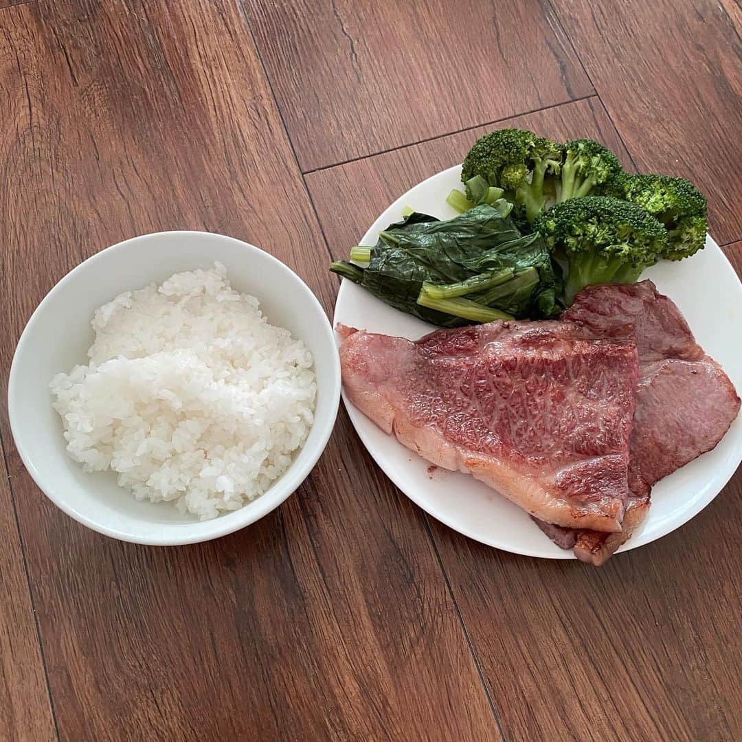 小田幸平のインスタグラム：「今日の晩ごはんは無性に肉が食べたくなったので、安田さんにもらった飛騨牛ステーキ🥩塩、コショウで。よだれ🤤が出る❗️たーべよっと。#飛騨牛#晩ごはん#ステーキ#愛媛マンダリンパイレーツ#中日ドラゴンズ#読売ジャイアンツ#はげch」