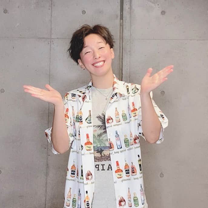 ひなたのインスタグラム：「髪をを切りました。 いつも詳しく載せてとたくさんリクエストを頂くので詳しく載せます。 サイドの刈り上げは下が4ミリから上6ミリのグラデーションにしてもらっていて、後ろはお任せなので知りません。笑 鳥になっちゃってるかも。笑  トップもわりと長めやけど、あんまり知りません。笑  色もあんまり知らんがめちゃくちゃイイ色入れてもらいました。  #結論#全然知らん #他力本願系インスタグラマー #全部晒し系インスタグラマー #無駄がない系インスタグラマー #メンズカット#ツーブロック #鳥かもヘアー #足の裏がメインディッシュ」