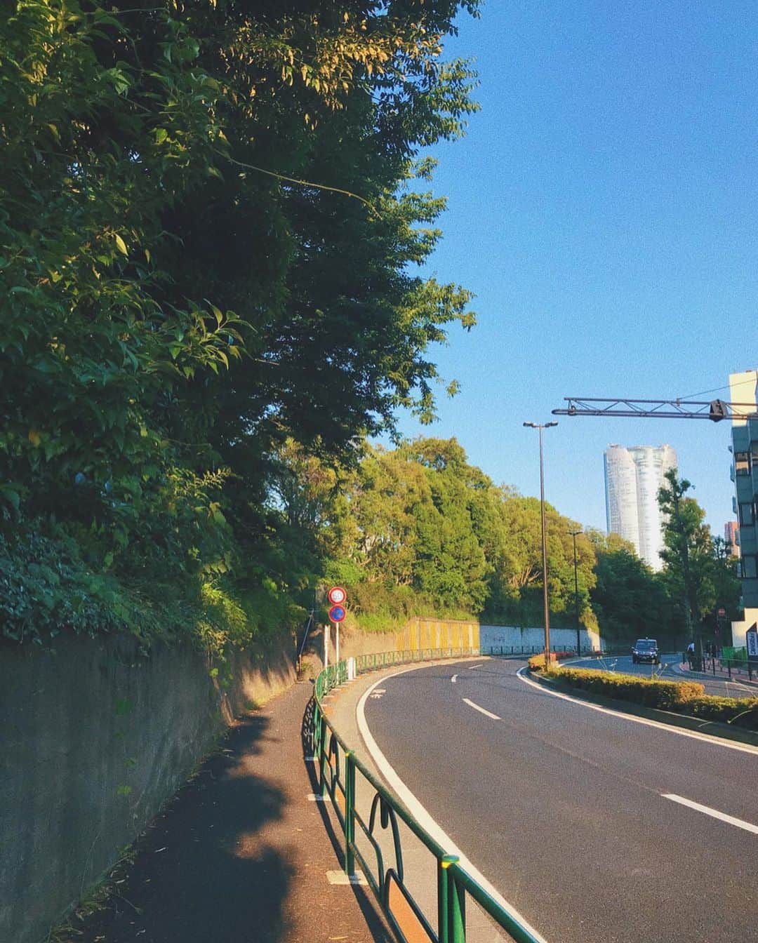 小林ようさんのインスタグラム写真 - (小林ようInstagram)「今くらいの時期の夕方がすごく好き🌇 . #tokyo #scenery #cityphoto #summertime #buildings #iphonephotography #小林寫眞室」6月9日 18時50分 - yoco12
