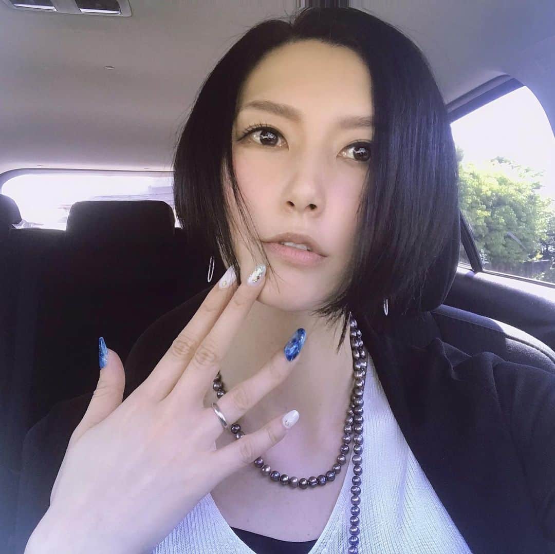 鷹村アオイのインスタグラム：「. 新潟県柏崎市の 住職でネイリスト @jikonail さんに ハンドとフットネイルを変えていただきました！  8月までは手足で10000円キャンペーンです。デザイン自由。オフ込み。凄すぎます！  お近くの方は是非チェックを😆✨ #jikonail  #ネイル #ネイルデザイン #夏っぽいネイル #青が好き」
