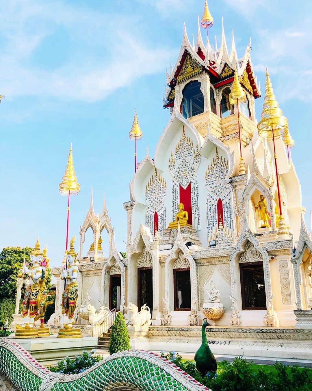 タイ国政府観光庁さんのインスタグラム写真 - (タイ国政府観光庁Instagram)「・﻿ ＼🇹🇭サワッディー・カー🇹🇭／﻿ ﻿ 今週の #こんなタイ知らなかった は、﻿ ペッチャブリー県の中心地に佇む寺院「ワット・コーイ」での一枚📸✨﻿ ﻿ 「ワット・コーイ」は、3階建ての美しい建物が特徴的💫１階には3つの大仏が祀られています🤲﻿ ﻿ 外壁は漆喰壁で、神々の彫像や仏像が配され、豪華な装飾が目をひきます👀💞﻿ ﻿ ＠cuadernosdeviajebea2 さん、コップン・カー🙏✨﻿ ﻿ ・・・・・・・ ﻿ 今まで知らなかったタイの魅力を見つけたら、ハッシュタグ #こんなタイ知らなかった をつけて投稿して下さい🌸﻿ ﻿ こちらでご紹介させて頂くことがあります。皆さまからの投稿をお待ちしています😊﻿ ﻿ #repost #タイ #ペッチャブリー #ワットコーイ #タイ寺院 #お寺巡り #仏像 #仏像好き#歴女  #こんなタイ知らなかった #もっと知りタイ #タイ旅行 #旅好きな人と繋がりたい #旅行好きな人と繋がりたい #海外旅行 #thailand #phetchaburi #watkhoi #temple #amazingthailand #thailandtravel #thailandtrip #thai  #thaistagram  #lovethailand  #genic_thailand」6月9日 18時49分 - amazingthailandjp