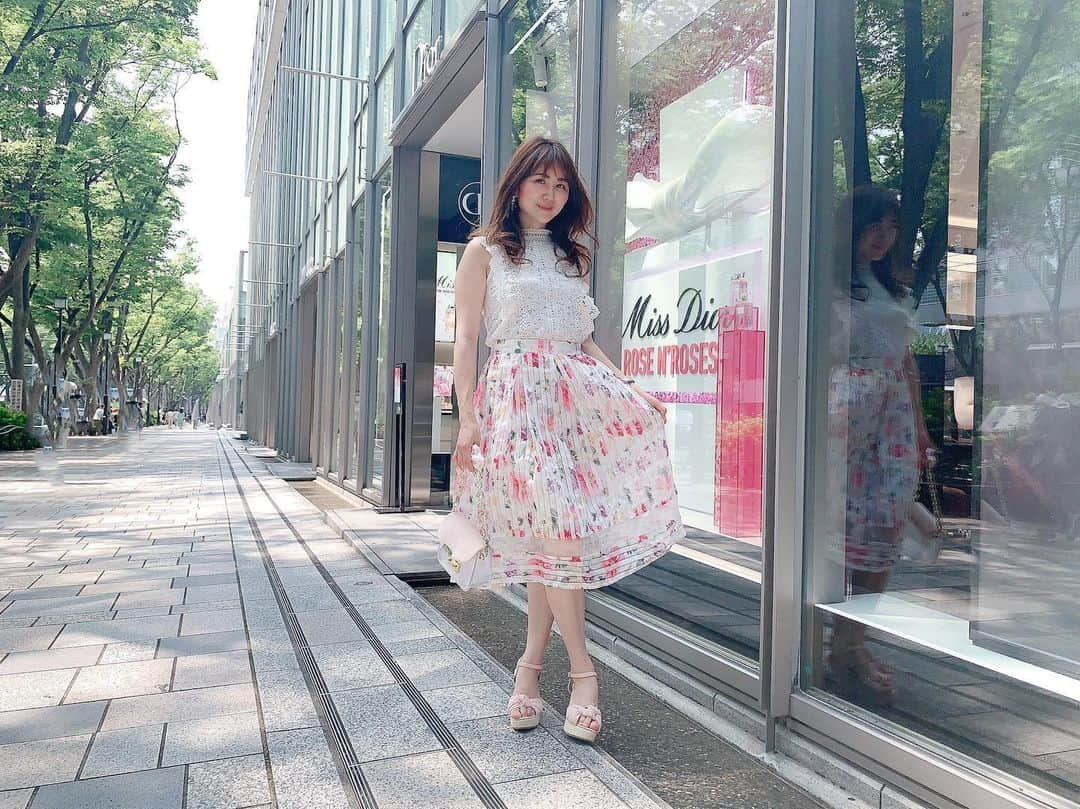 Miku Hirata 平田未来さんのインスタグラム写真 - (Miku Hirata 平田未来Instagram)「お天気の良い日が続いていますね🌼 週末は、仕事も兼ねて久しぶりの場所も結構ありました💐  今週後半からは、梅雨入りとのことで☔️ 送り迎えがまた大変になるなあと思います😅レインブーツやコートで楽しみを考えます👗  次男の #プレ保育 も始まりました🏫 長男のときは、右も左もわからず、下がまだ赤ちゃんだったので、目が回っていましたが🙄 今回は、園の様子もわかり、クラスの半分くらいは、顔見知りなので 安心して取り組めます😊🌼これが2人目の余裕というのか、ちょっと嬉しい😆  あと1年もしたらまたさらに楽になる気がします←楽なこと優先ですみません🙏  コーデは、#toccocloset (@tocco_closet )でまとめました🌼  花柄のスカートはふんわりとしていて、レースの透け感がお気に入り💐 トップスは去年購入👚  #ウェッジソールサンダル が、2つ続けて破損してしまったので、ネットでリサーチしています👡  リボン🎀やレースが好きなので 10代〜20代前半向けのブランドが好みとマッチ🙄 好きだから買うかも、タグづけしないで笑  コロナ自粛で、お買い物はかなり控えめになっていましたが、6月はちょっと物入り🙂  梅雨にはなりますが、 今月後半に楽しみな予定も立てました💓 できる範囲でお仕事も続けます👍  #dior #diormakeup #dior💄 #diortokyo #dioromotesando #missdior #rosenroses #pinkdior #lovepink💗 #tocco #トッコクローゼット #トッコクローゼットリュクス #レーストップス #レーススカート #花柄スカート #花柄スカートコーデ #男の子ママコーデ #２児ママ #年子男の子ママ #兄弟ママ」6月9日 18時52分 - miku.hirata