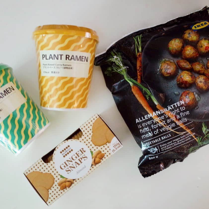 HALCAさんのインスタグラム写真 - (HALCAInstagram)「#イケア のフードマーケットで買った﻿ ベジボール・カップラーメン・生姜クッキー！﻿ カップラーメンは、100%植物由来でさらに﻿ パーム油不使用・ノンフライ麺・化学調味料不使用🤩 しかもデザインが可愛い🍜💛買っちゃうよねー。 #ikea #ikeafoodmarket #vegetableballs  #veggieballs #halcafe_vg #ヴィーガンの買い物」6月9日 18時58分 - halca_